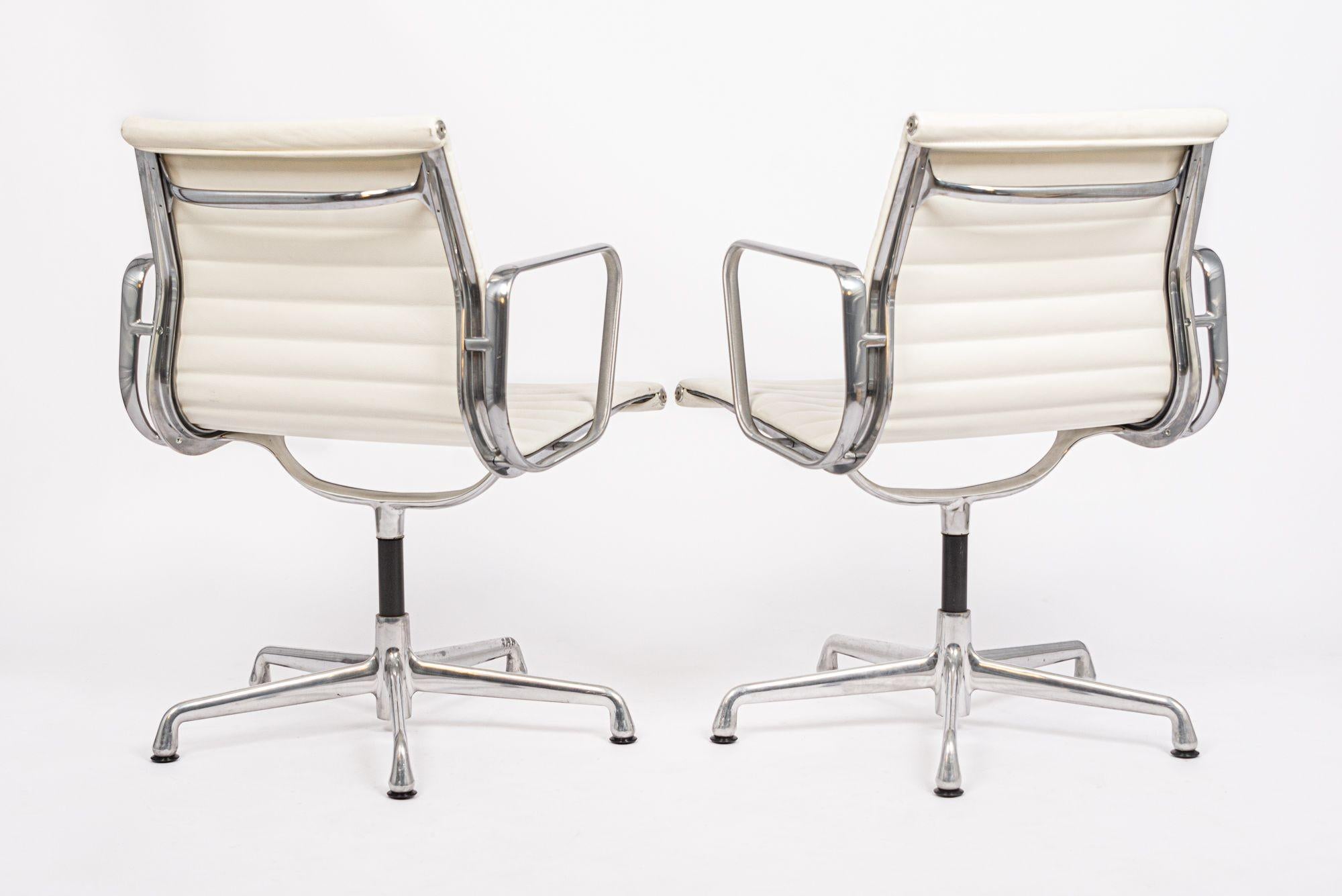 Bürostühle aus weißem Leder aus der Mitte des Jahrhunderts von Eames für Herman Miller im Zustand „Gut“ in Detroit, MI