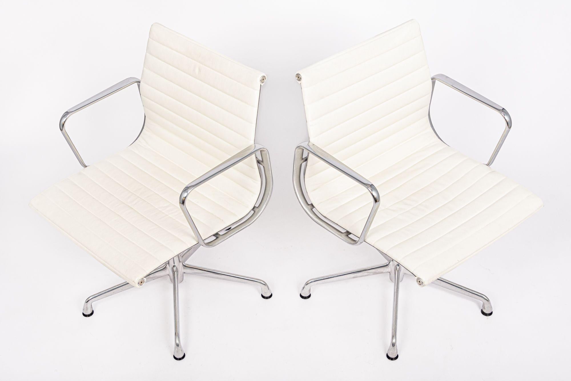 XXIe siècle et contemporain Chaises de bureau en cuir blanc du milieu du siècle dernier par Eames pour Herman Miller en vente