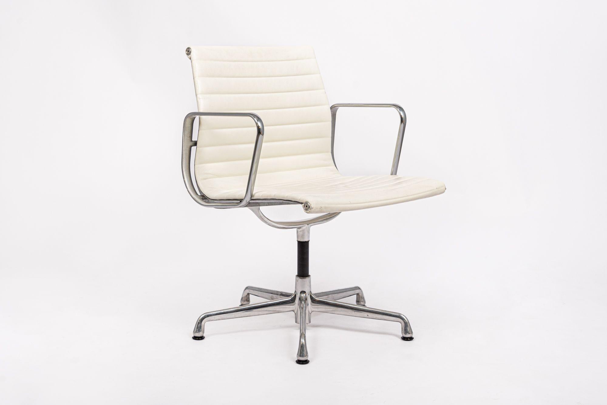 Bürostühle aus weißem Leder aus der Mitte des Jahrhunderts von Eames für Herman Miller (Aluminium)