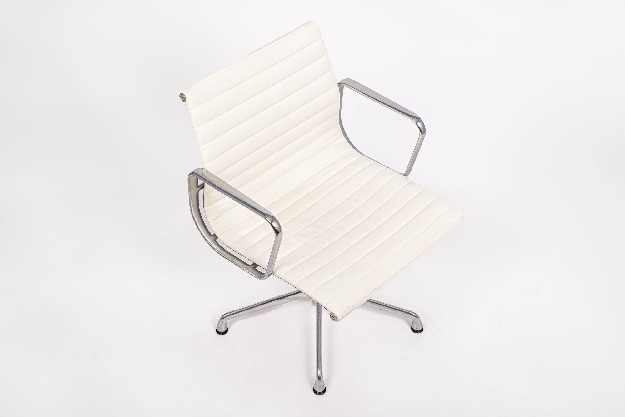 Bürostühle aus weißem Leder aus der Mitte des Jahrhunderts von Eames für Herman Miller 1
