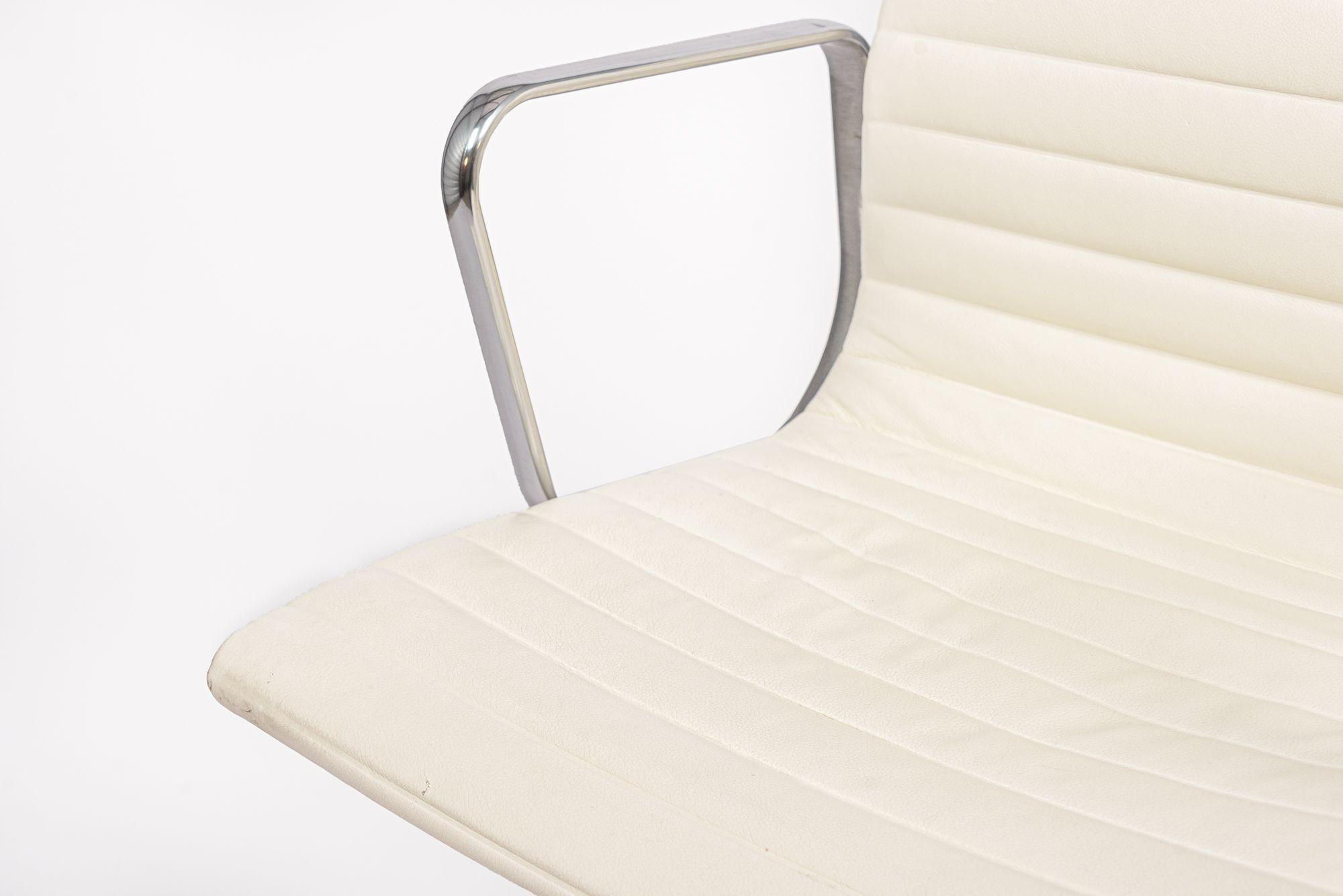 Bürostühle aus weißem Leder aus der Mitte des Jahrhunderts von Eames für Herman Miller 2