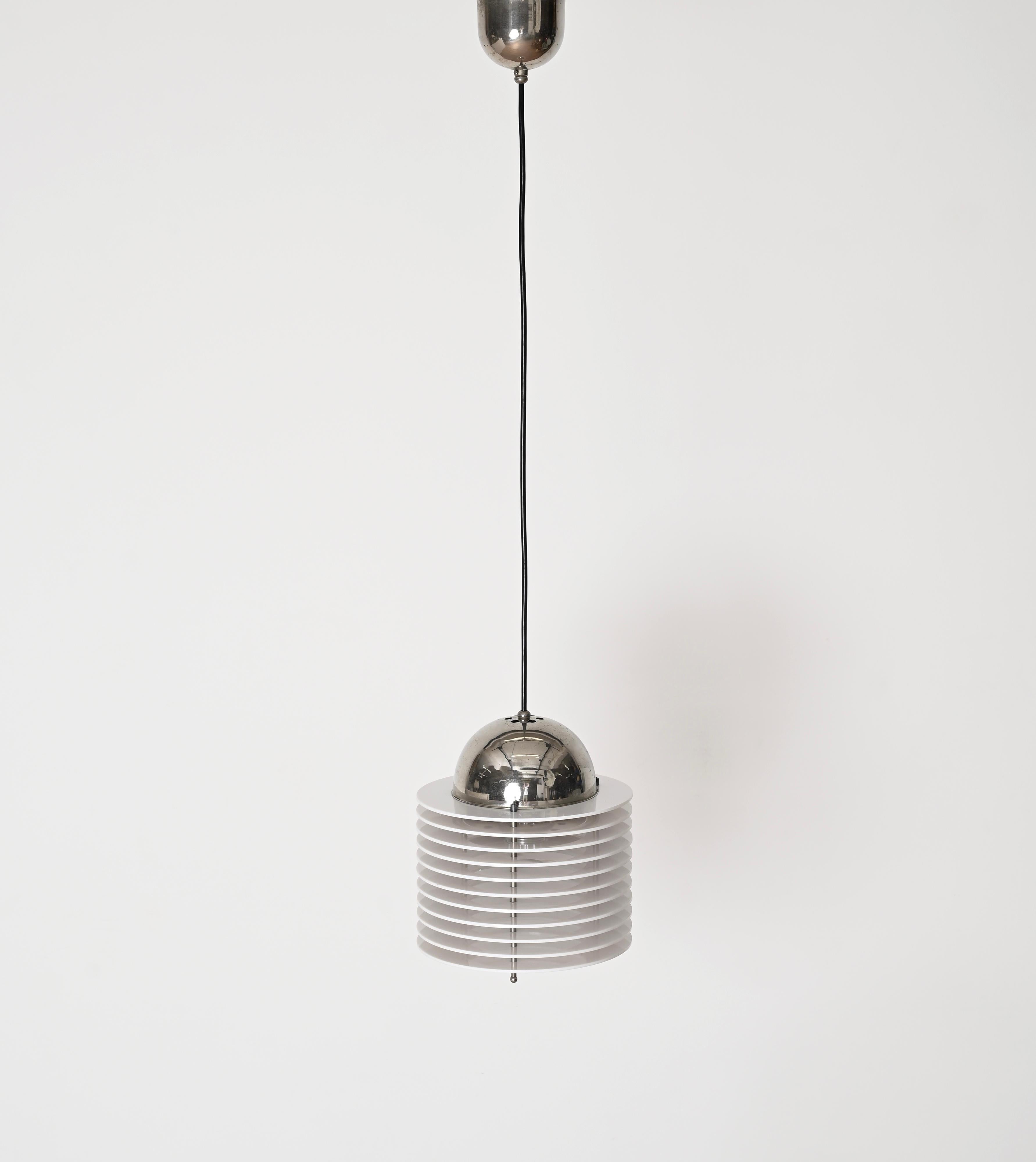 Mid-Century White Lucite and Chrome Italian Pendant Light, Space Age Italy 1970s In Good Condition For Sale In Roma, IT