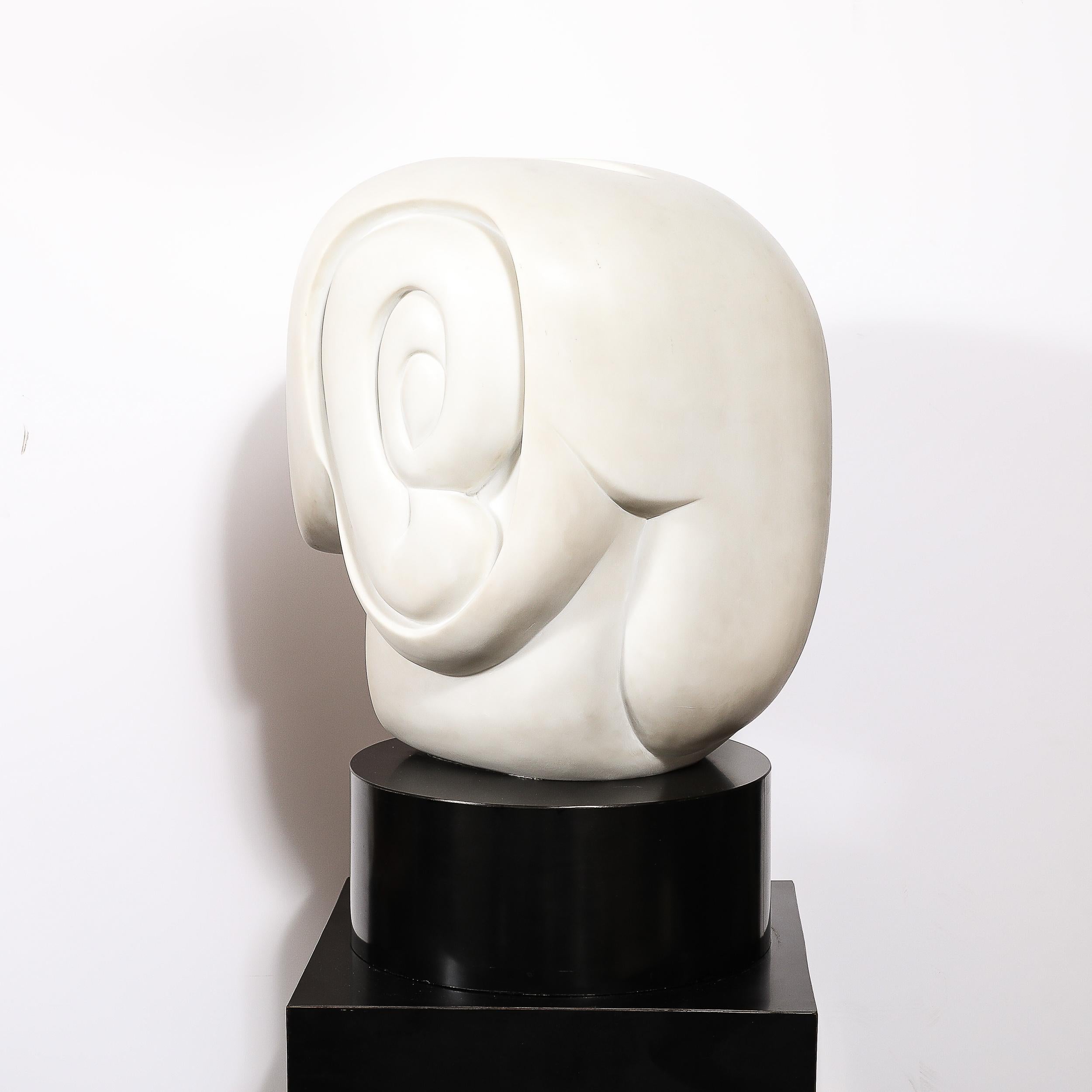 Scultura amorfa in marmo bianco di metà secolo intitolata 