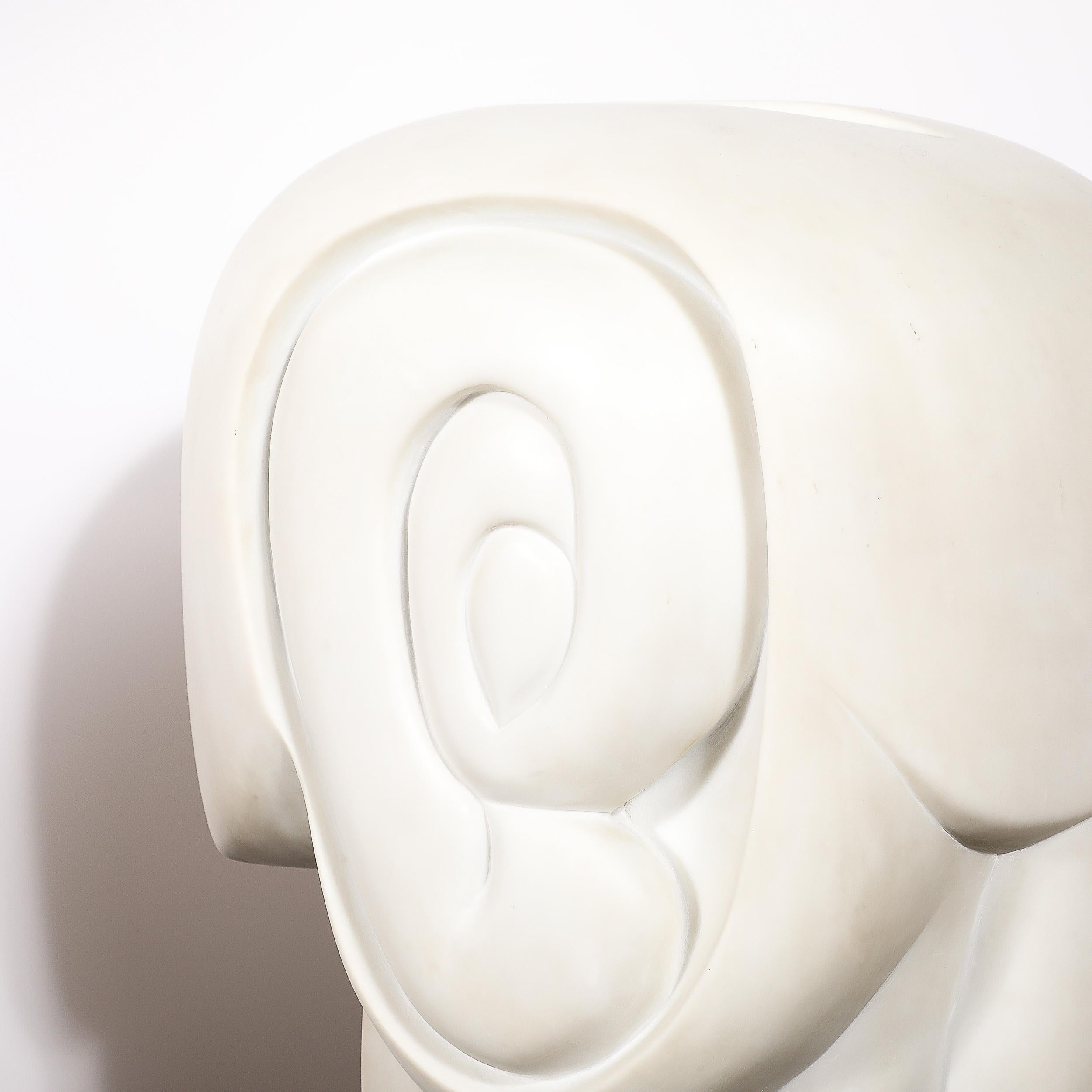 Scultura amorfa in marmo bianco di metà secolo intitolata 
