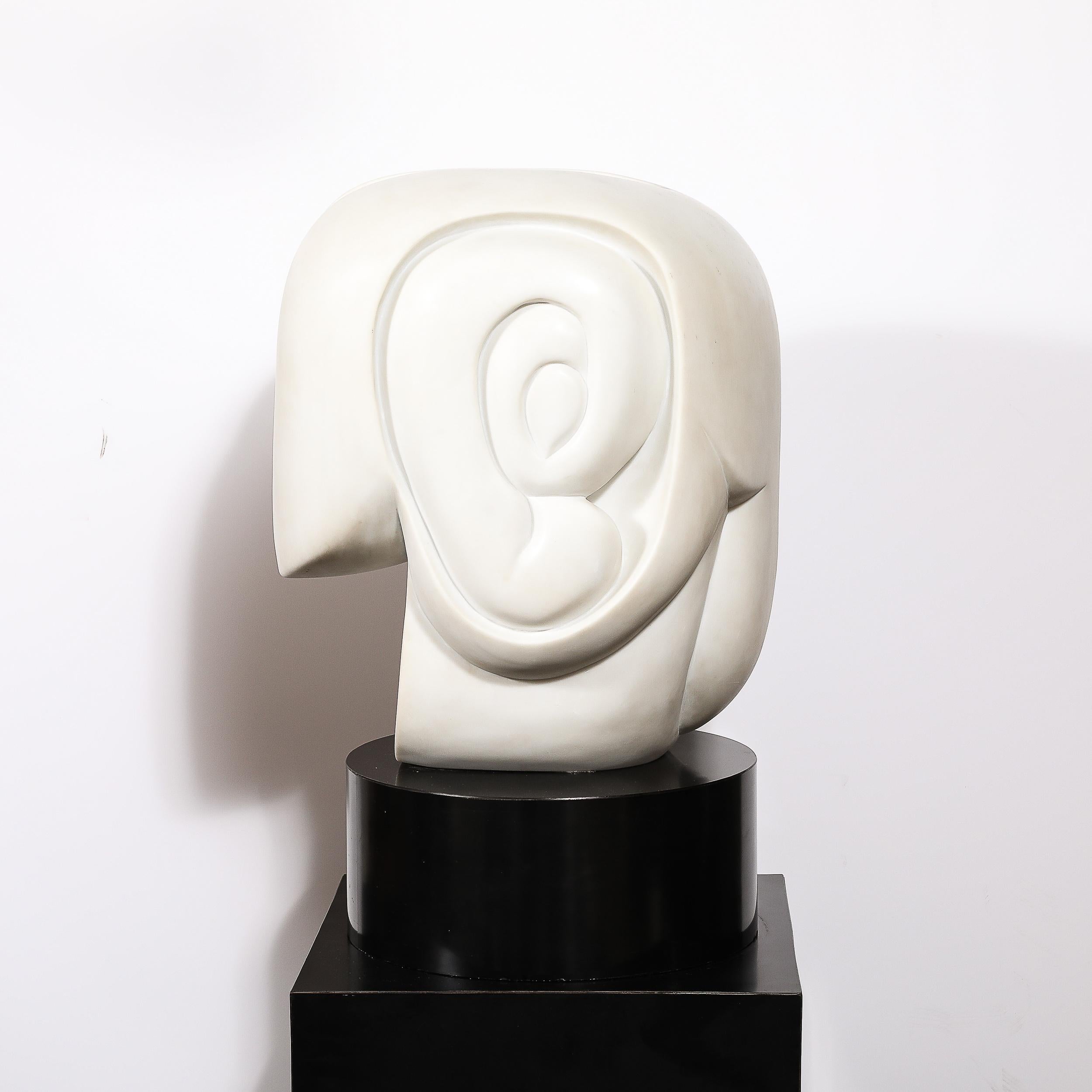 Questa monumentale e splendida scultura amorfa in marmo bianco di metà secolo su base rotante e piedistallo nero, intitolata 