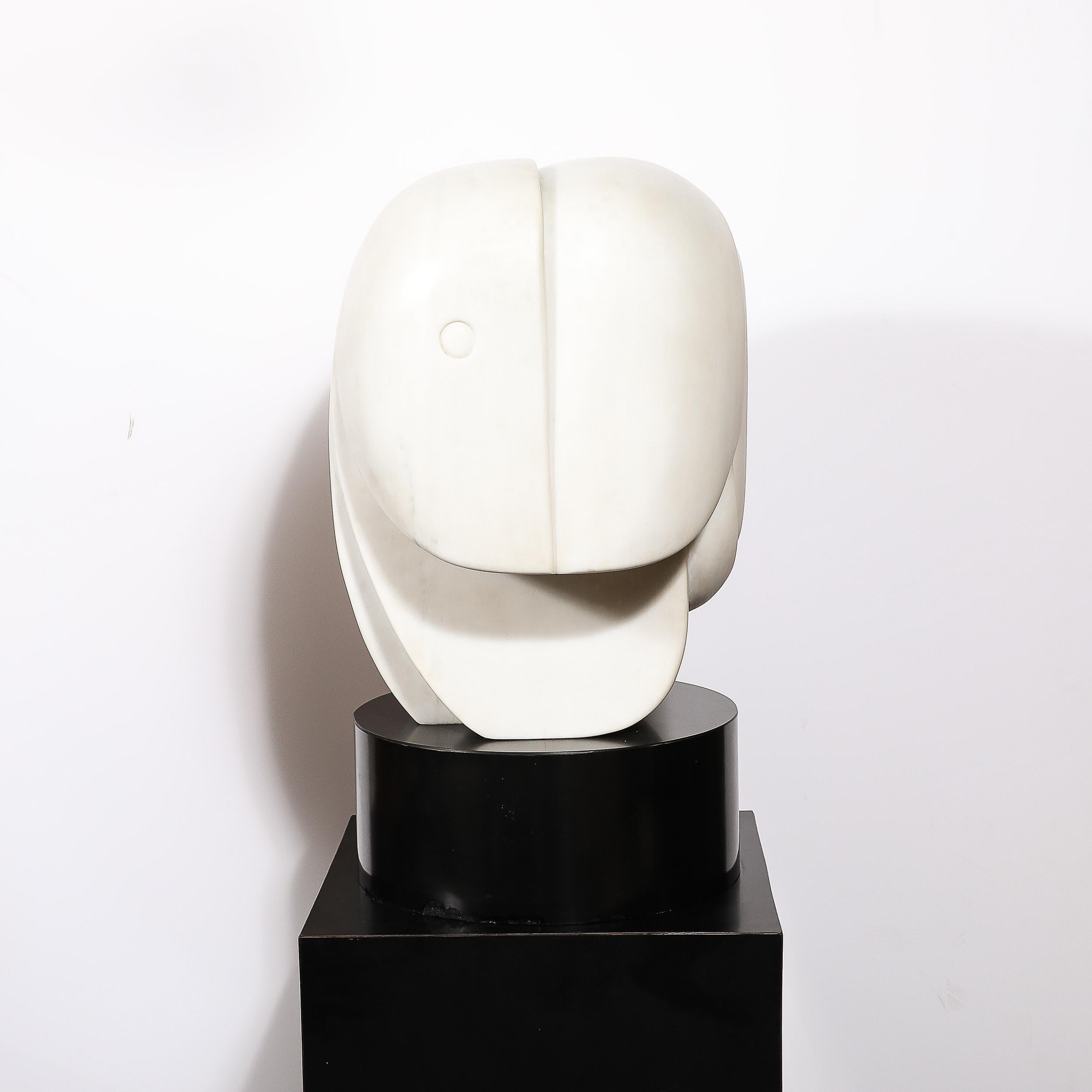 Scultura amorfa in marmo bianco di metà secolo intitolata 