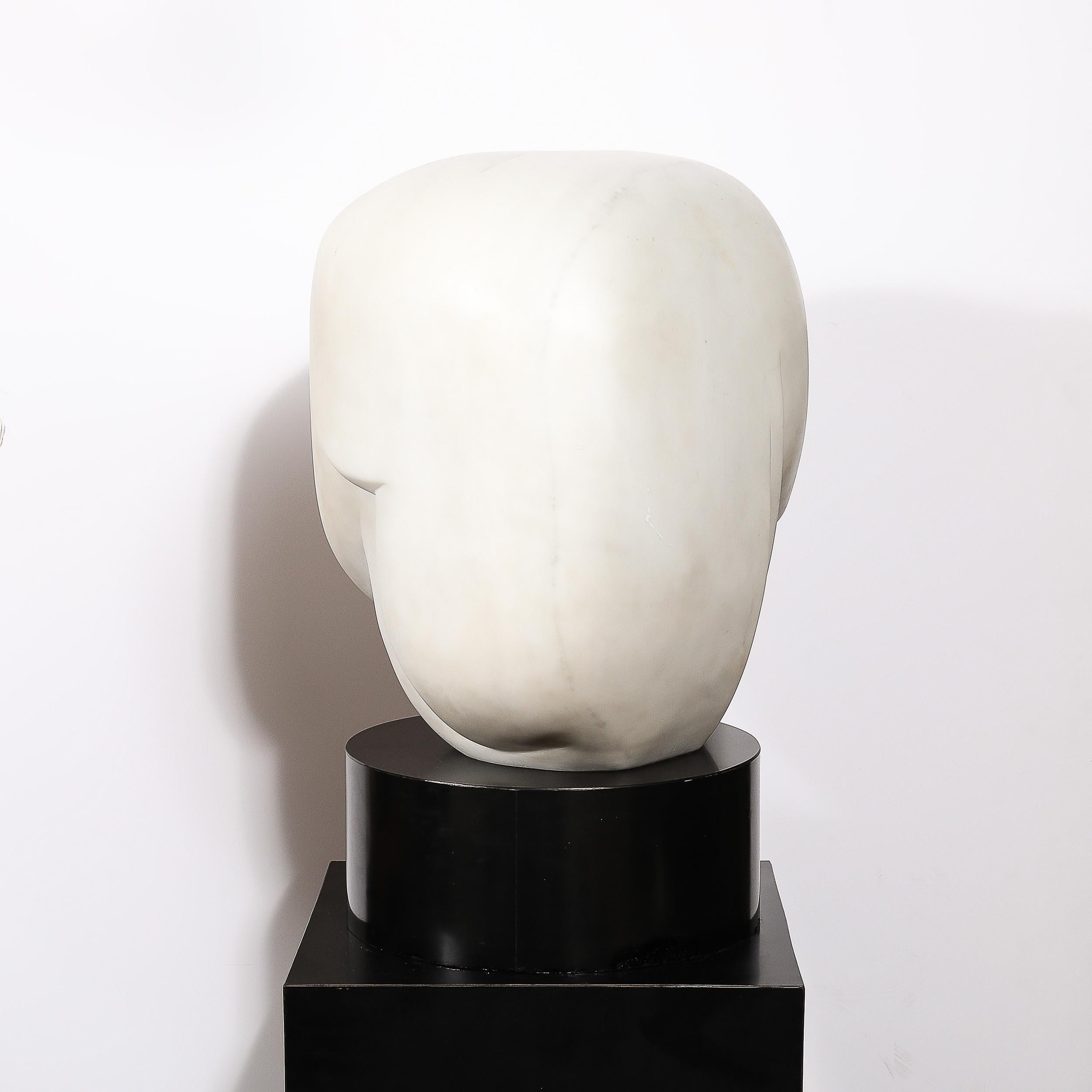 Scultura amorfa in marmo bianco di metà secolo intitolata 
