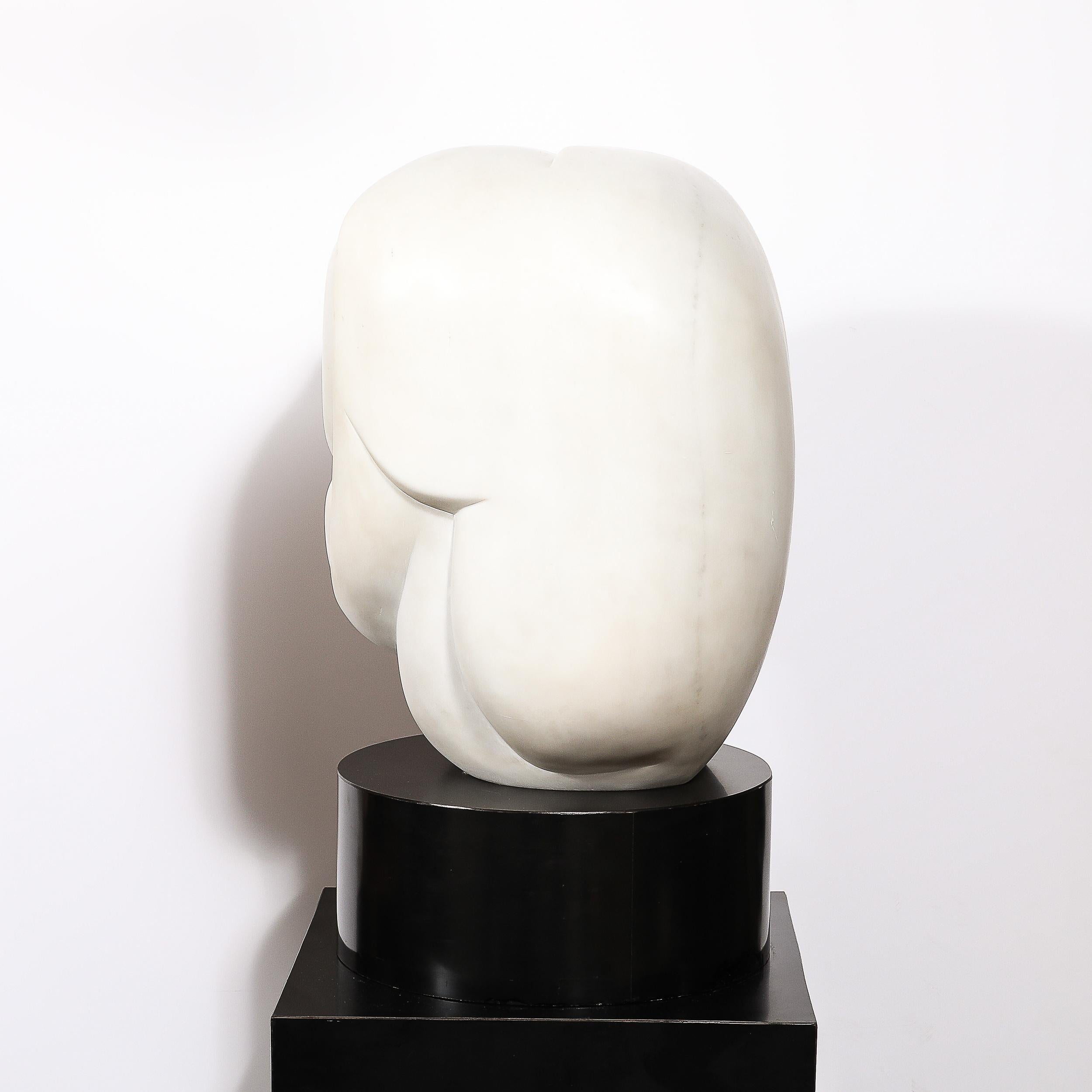Scultura amorfa in marmo bianco di metà secolo intitolata 