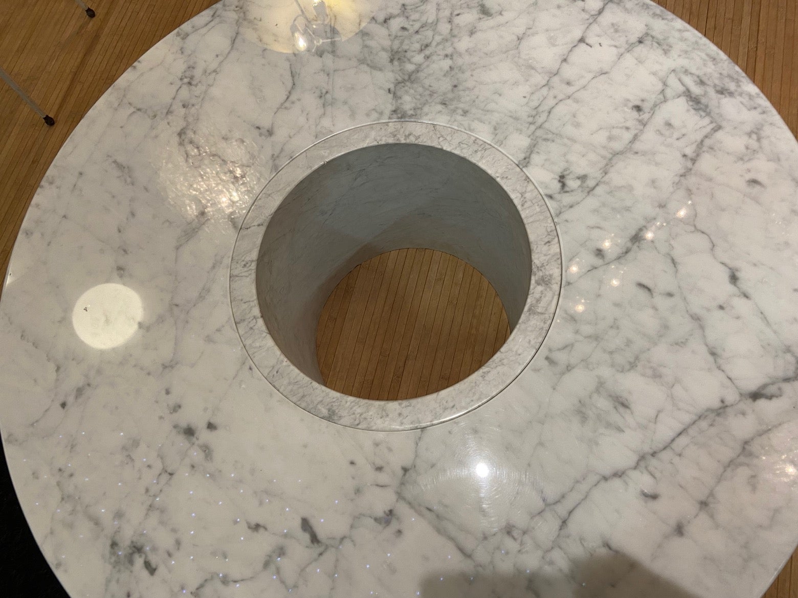 Mid Century white marble circular coffee table, Italy circa 1970's In Good Condition For Sale In London, GB