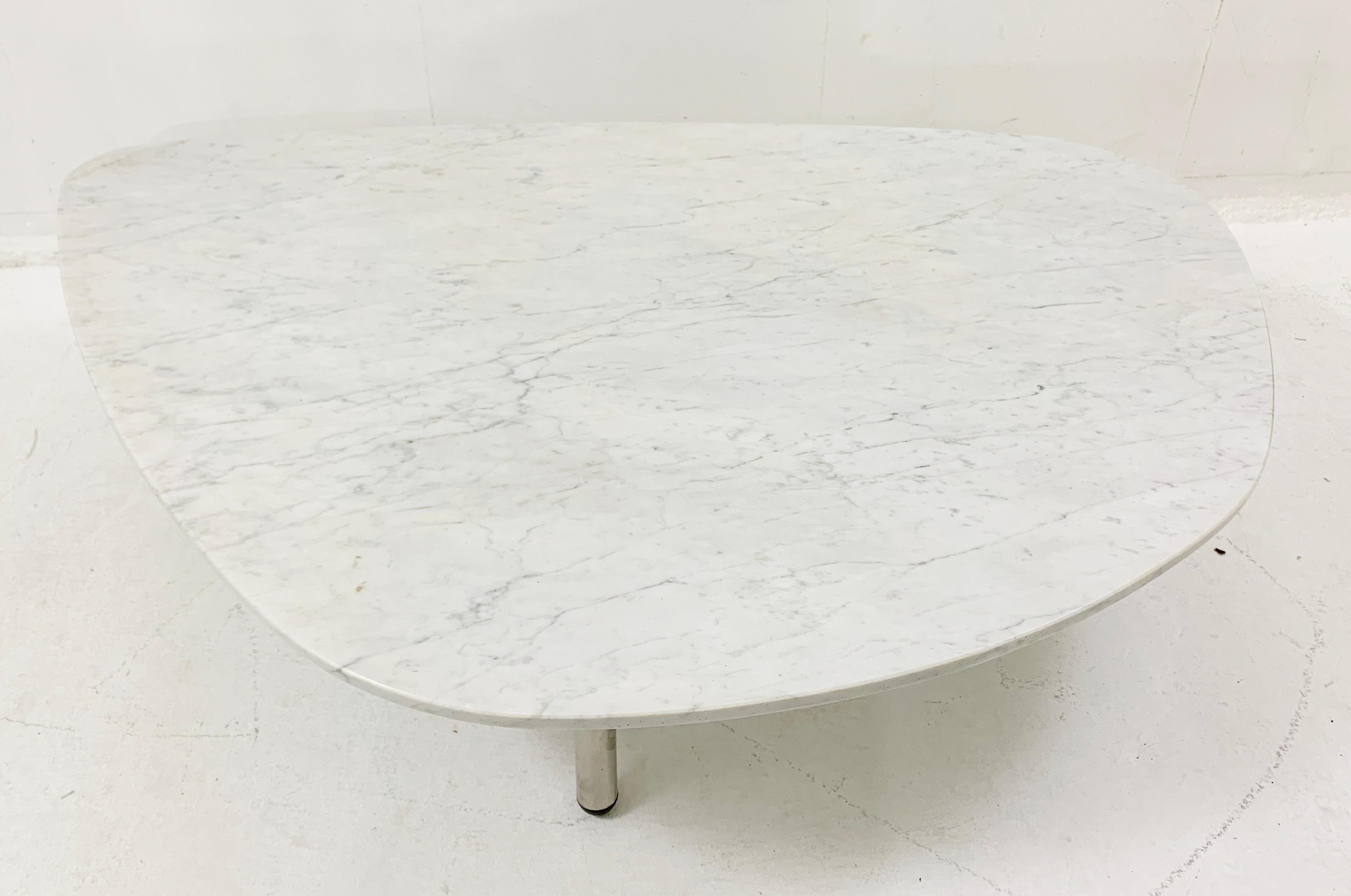 Mid-Century White Marble Tripod Coffee Table by Zanotta, Italy, 1970s In Good Condition In Brussels, BE
