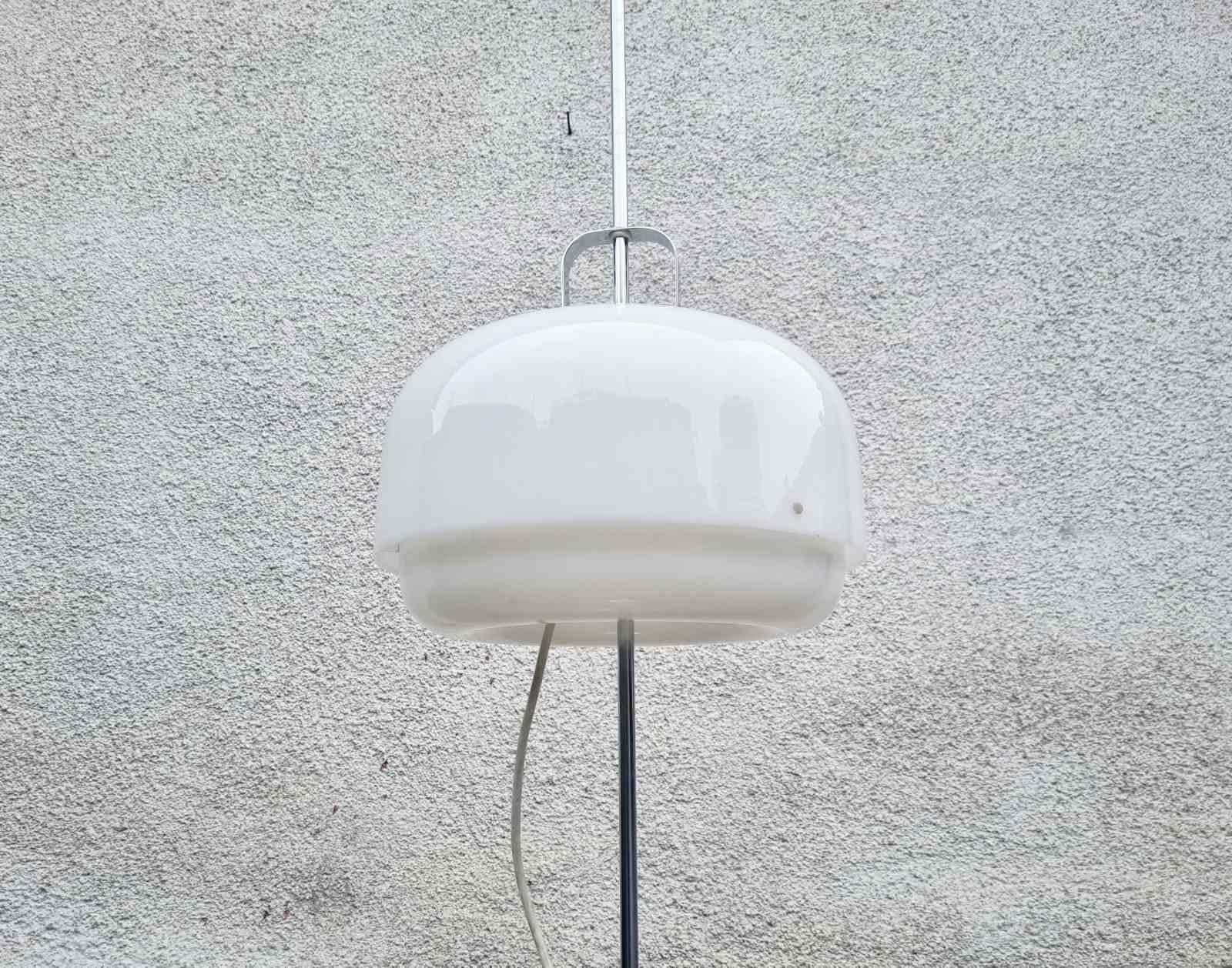 Weiße Medusa-Stehlampe aus der Mitte des Jahrhunderts von Luigi Massoni für Guzzini, Italien, 1970er Jahre (Moderne der Mitte des Jahrhunderts) im Angebot