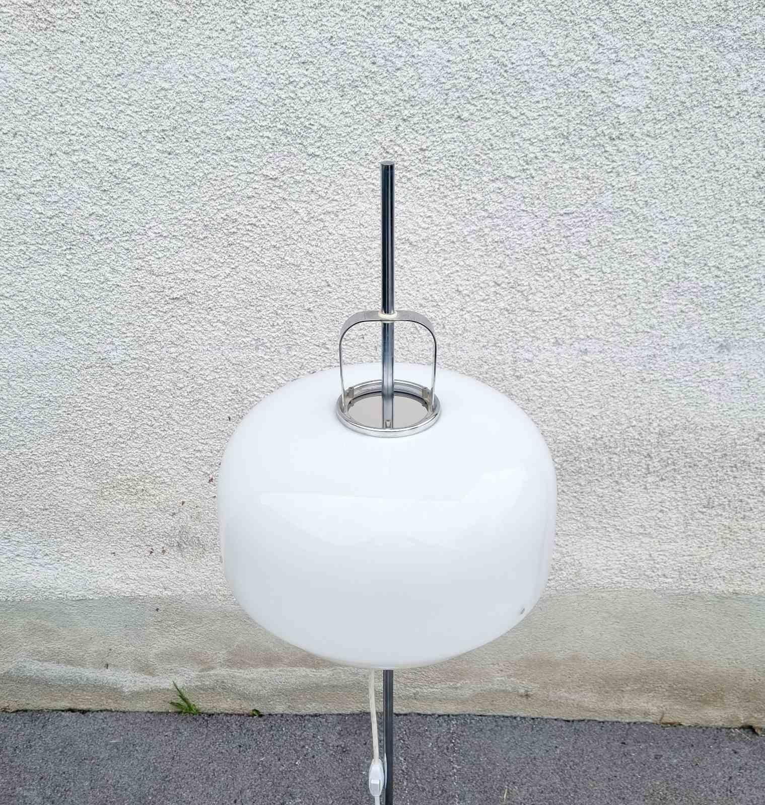 Weiße Medusa-Stehlampe aus der Mitte des Jahrhunderts von Luigi Massoni für Guzzini, Italien, 1970er Jahre (Europäisch) im Angebot