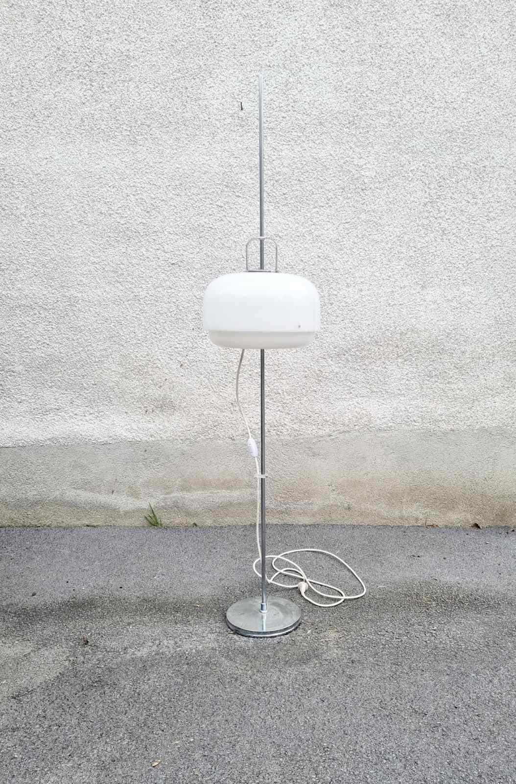 Weiße Medusa-Stehlampe aus der Mitte des Jahrhunderts von Luigi Massoni für Guzzini, Italien, 1970er Jahre im Zustand „Hervorragend“ im Angebot in Lucija, SI