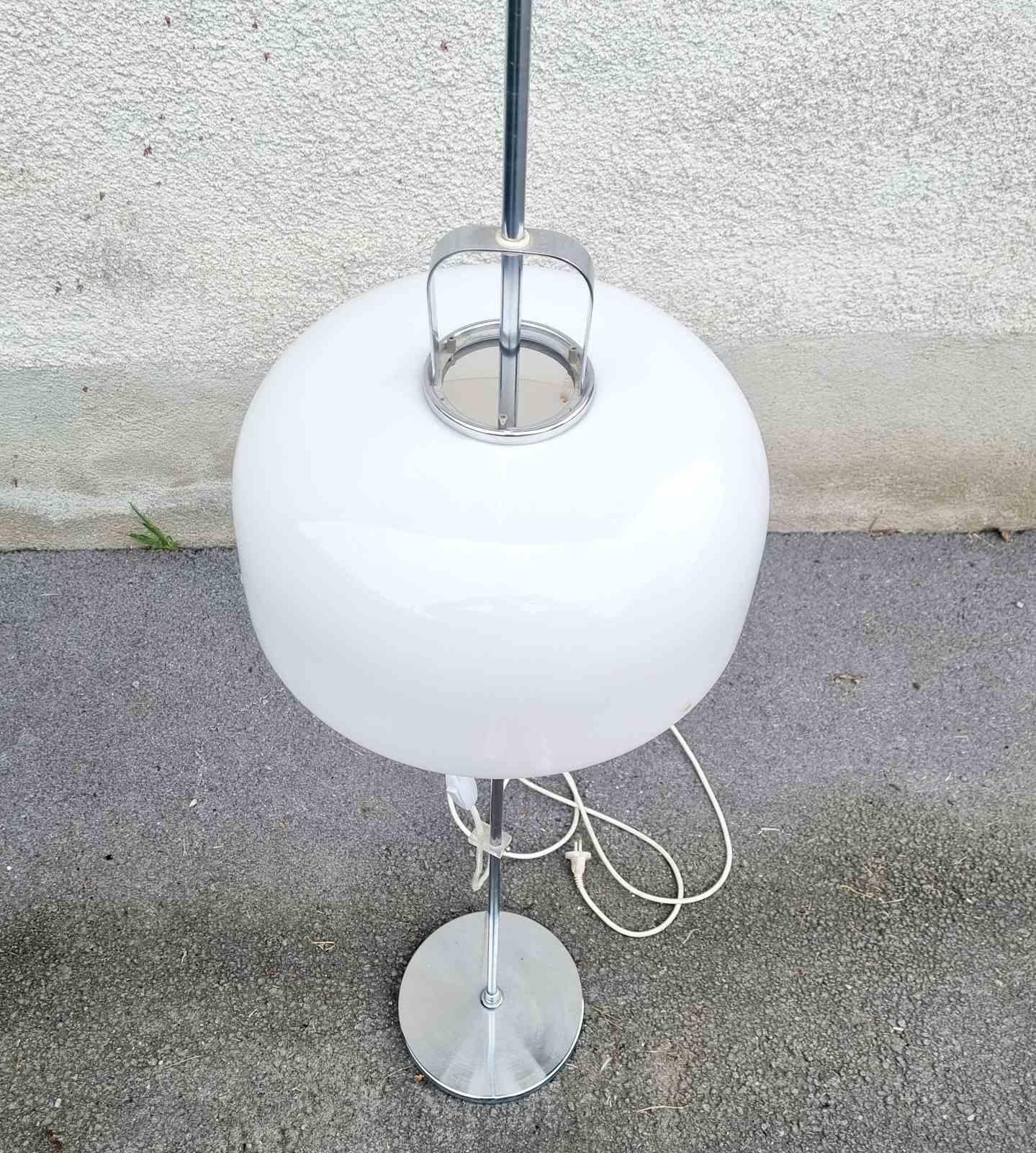 Weiße Medusa-Stehlampe aus der Mitte des Jahrhunderts von Luigi Massoni für Guzzini, Italien, 1970er Jahre (Ende des 20. Jahrhunderts) im Angebot