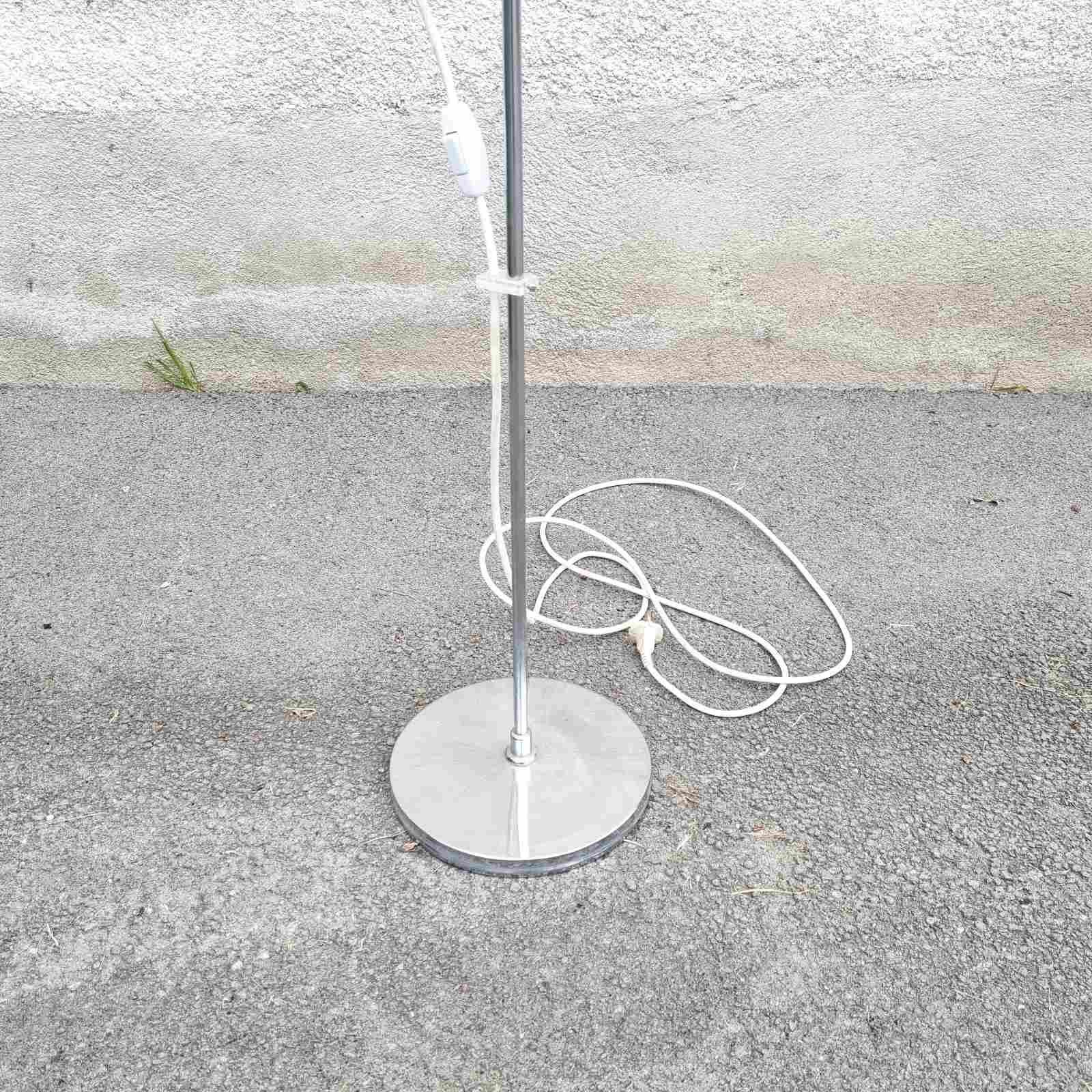 Weiße Medusa-Stehlampe aus der Mitte des Jahrhunderts von Luigi Massoni für Guzzini, Italien, 1970er Jahre (Stahl) im Angebot
