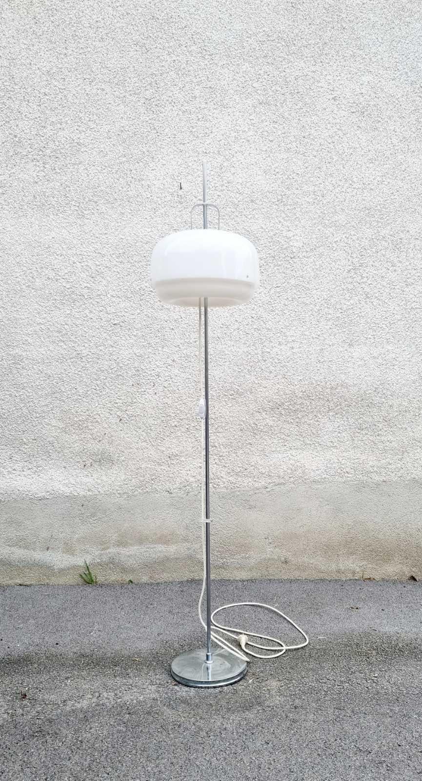 Weiße Medusa-Stehlampe aus der Mitte des Jahrhunderts von Luigi Massoni für Guzzini, Italien, 1970er Jahre im Angebot 1
