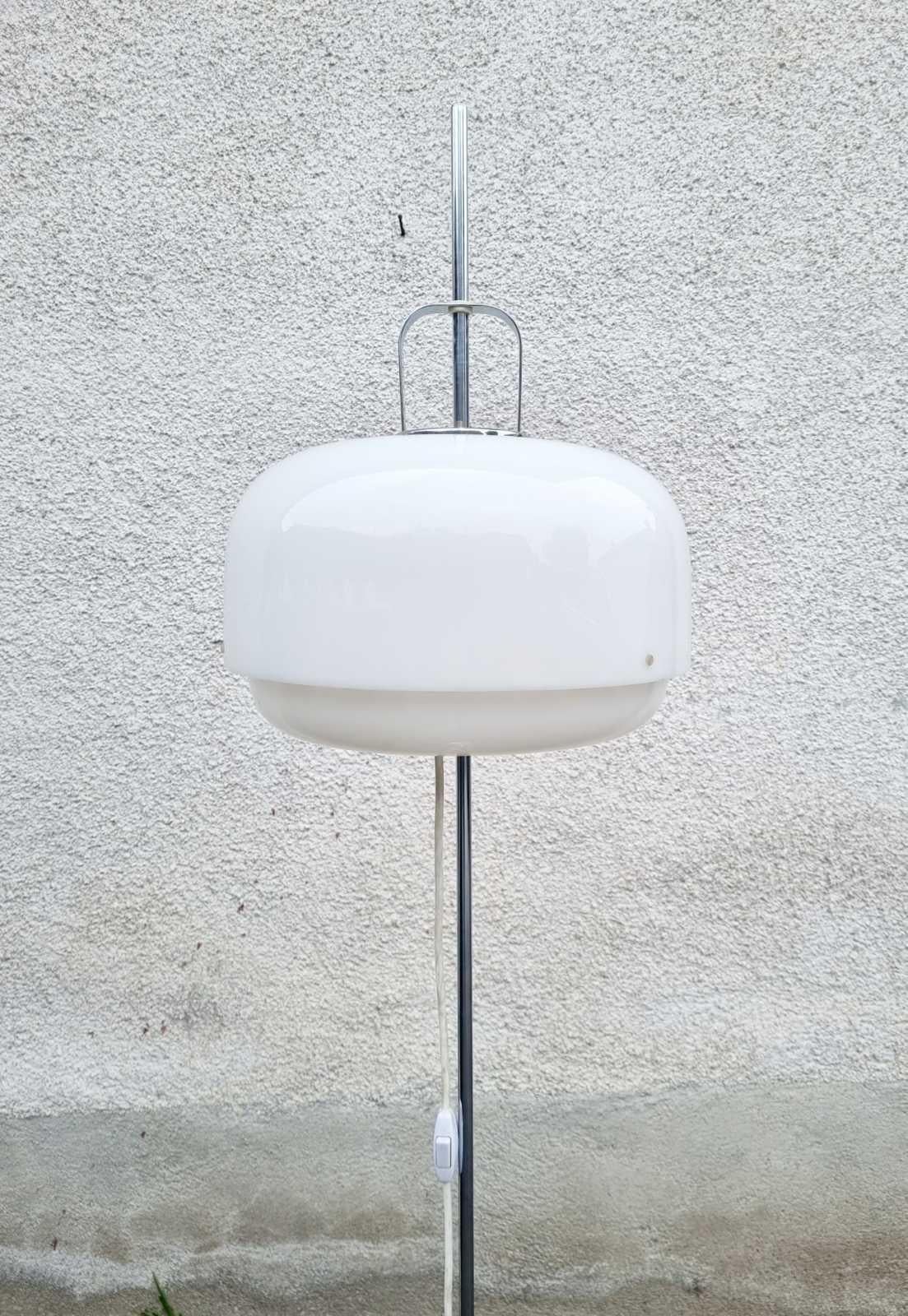 Weiße Medusa-Stehlampe aus der Mitte des Jahrhunderts von Luigi Massoni für Guzzini, Italien, 1970er Jahre im Angebot 2