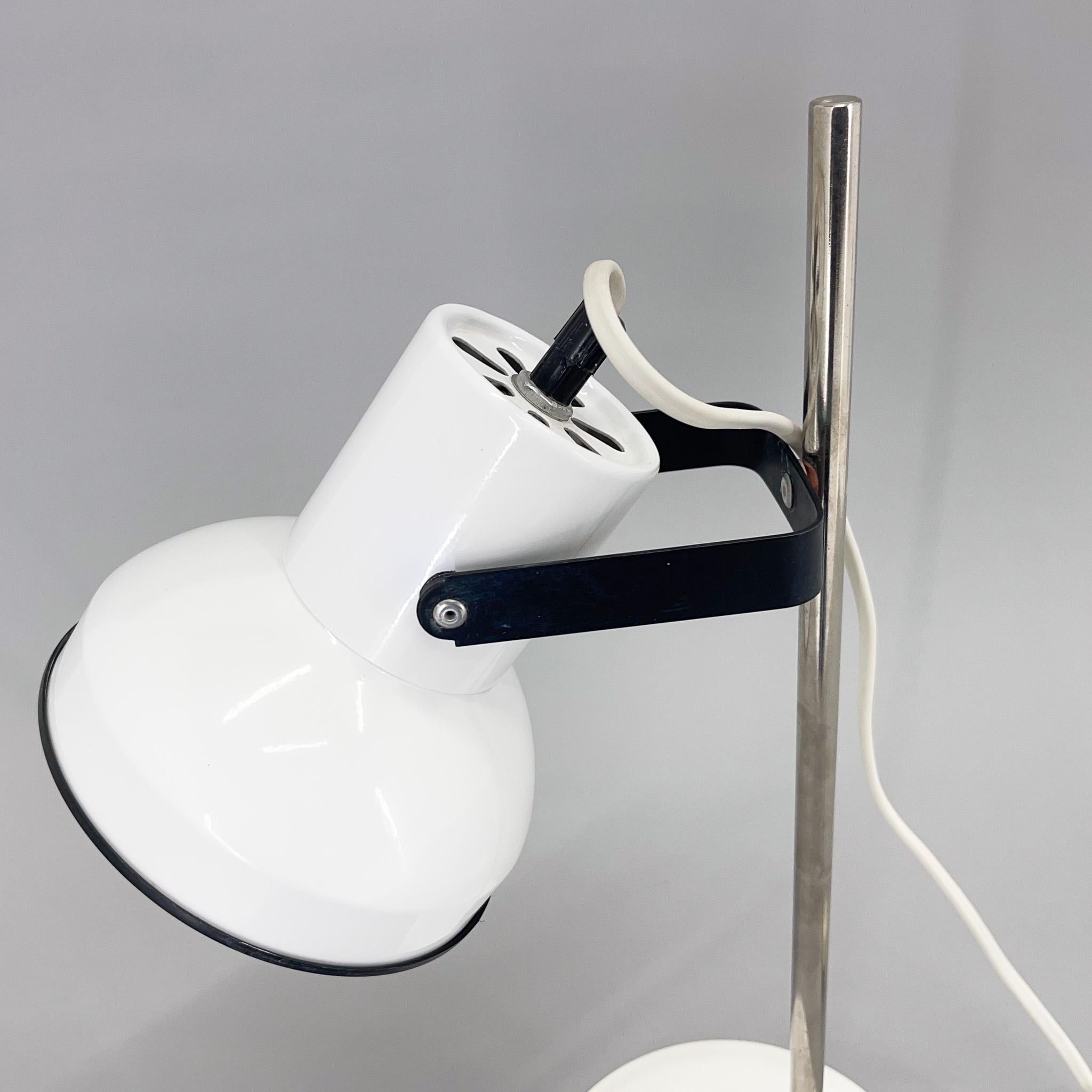 20ième siècle Lampe de table en métal blanc du milieu du siècle dernier, Tchécoslovaquie en vente