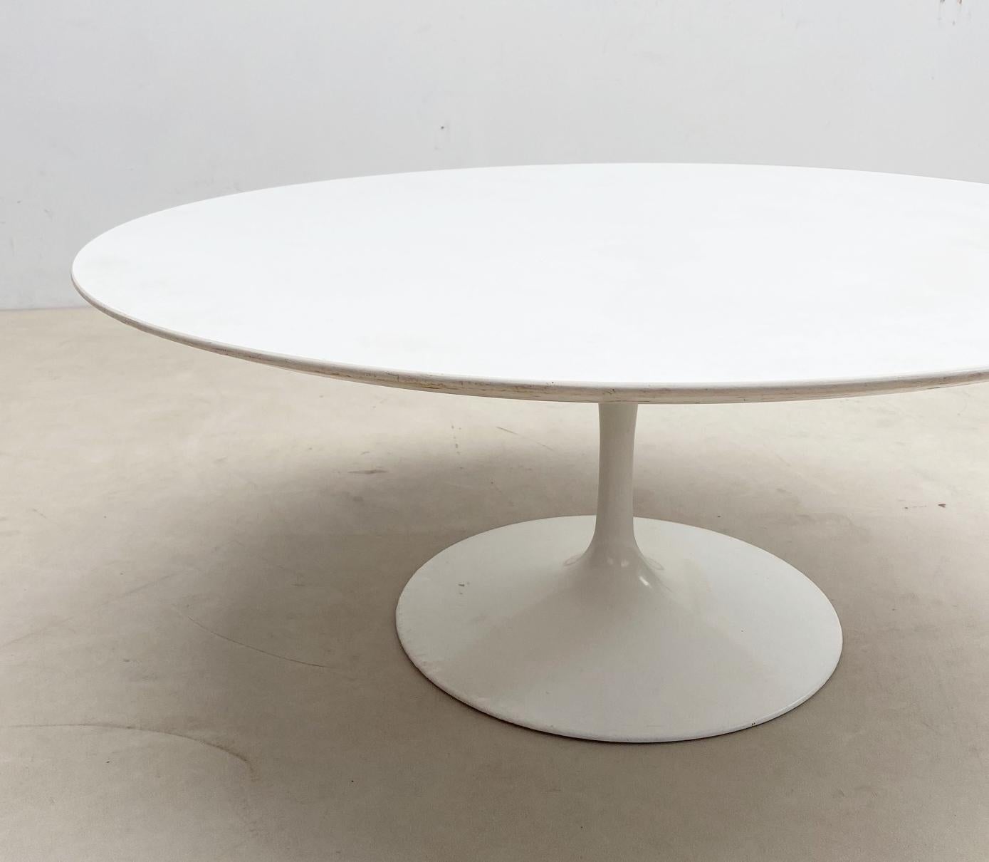 French Mid-Century White Metal Tulip Feet and Wooden Top Coffee Table by Knoll For Sale