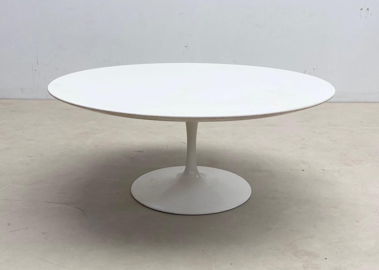 Mid-Century White Metal Tulip Feet and Wooden Top Coffee Table by Knoll For Sale 2