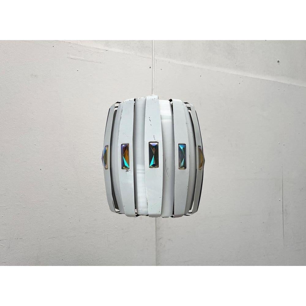 Pendolo danese di metà secolo di Coronell Elektro basato su un disegno di Werner Schou degli anni '60. Ecco una versione estremamente rara in bianco.

In contrasto con gli impressionanti design Schou in nero e rame, questa versione è più riservata.