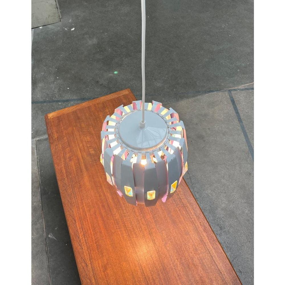 Lampada a sospensione di Werner Schou, 1960, in metallo e prisma, modello bianco di metà secolo In condizioni buone in vendita a Hamburg, DE