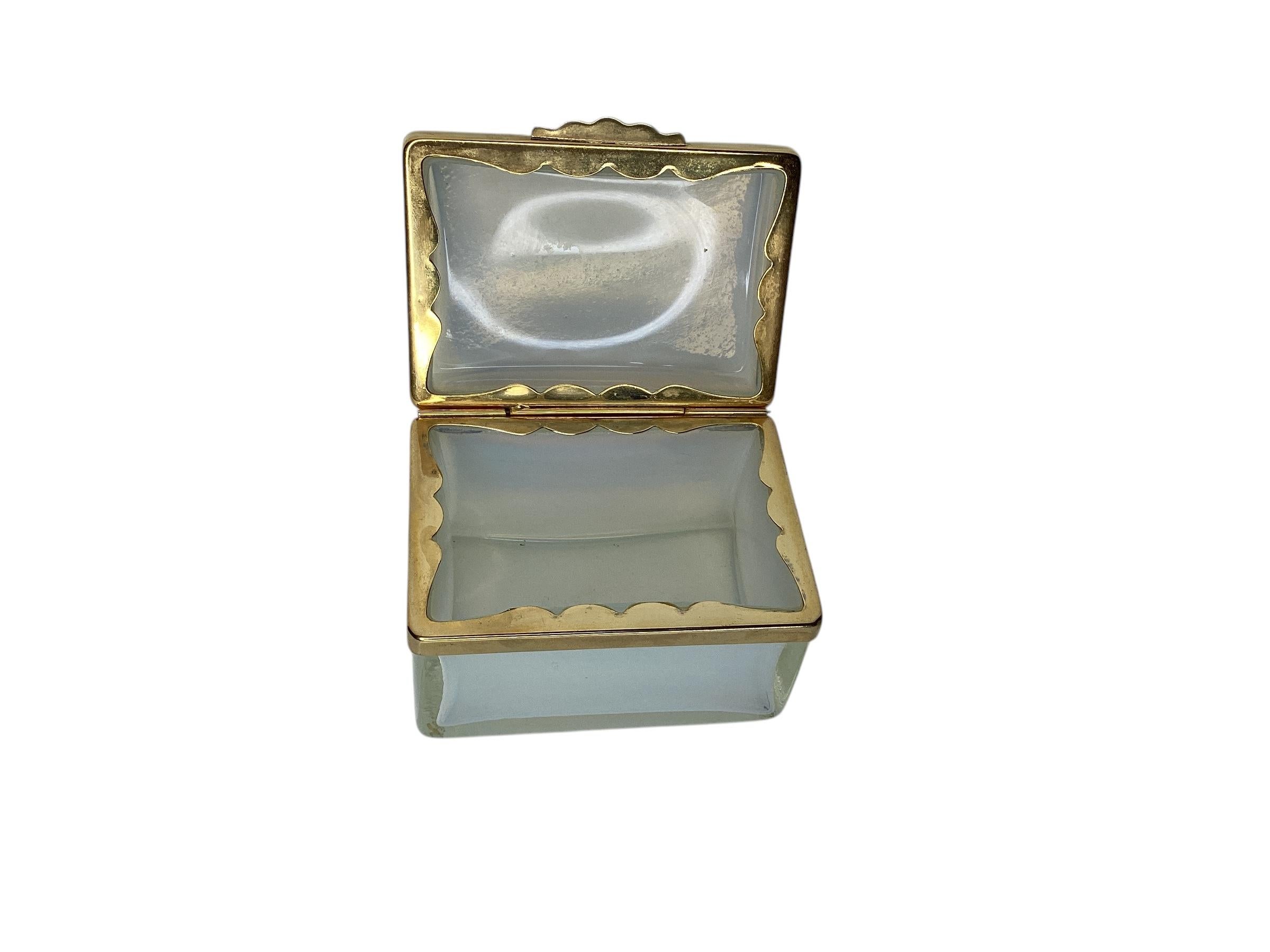 Mid Century White Murano Glass Box In Good Condition For Sale In Chapel Hill, NC