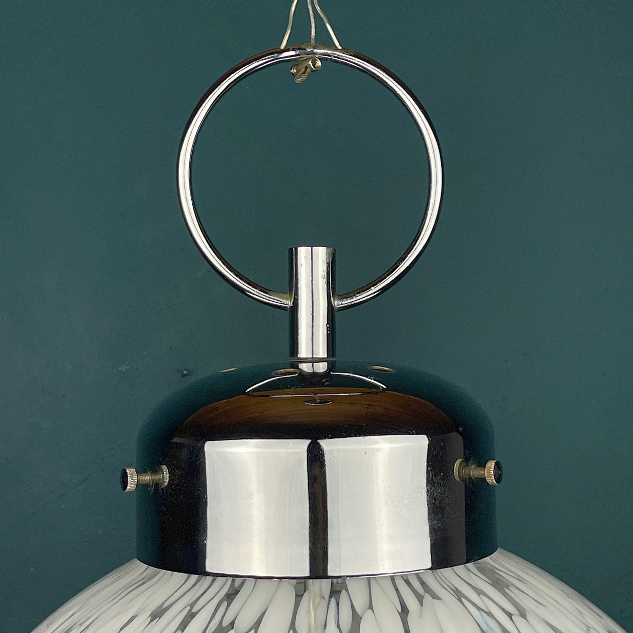 Lampe à suspension de Murano blanche du milieu du siècle dernier, conçue par Carlo Nason pour Mazzega, Italie  en vente 4