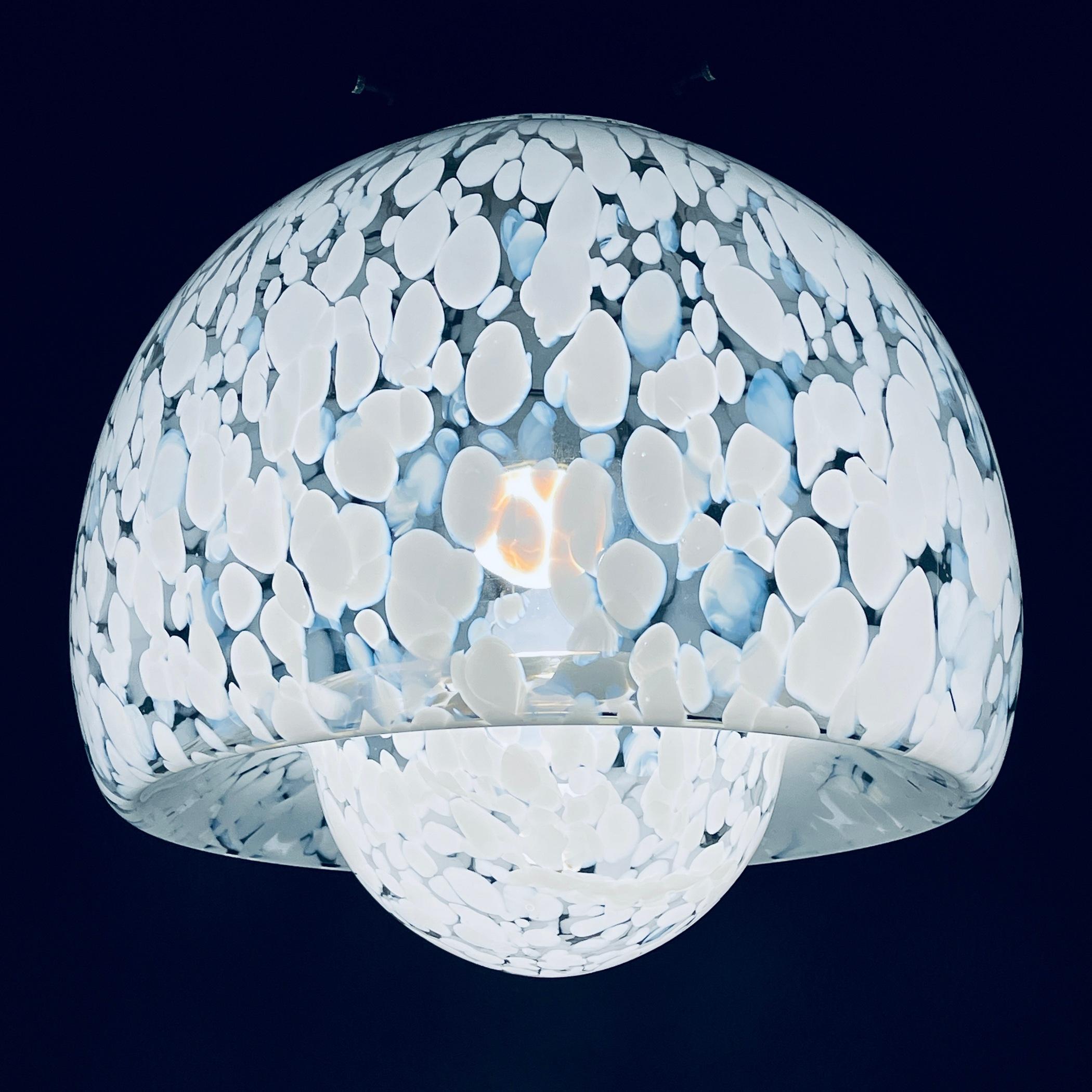 Lampe à suspension de Murano blanche du milieu du siècle dernier, conçue par Carlo Nason pour Mazzega, Italie  en vente 5
