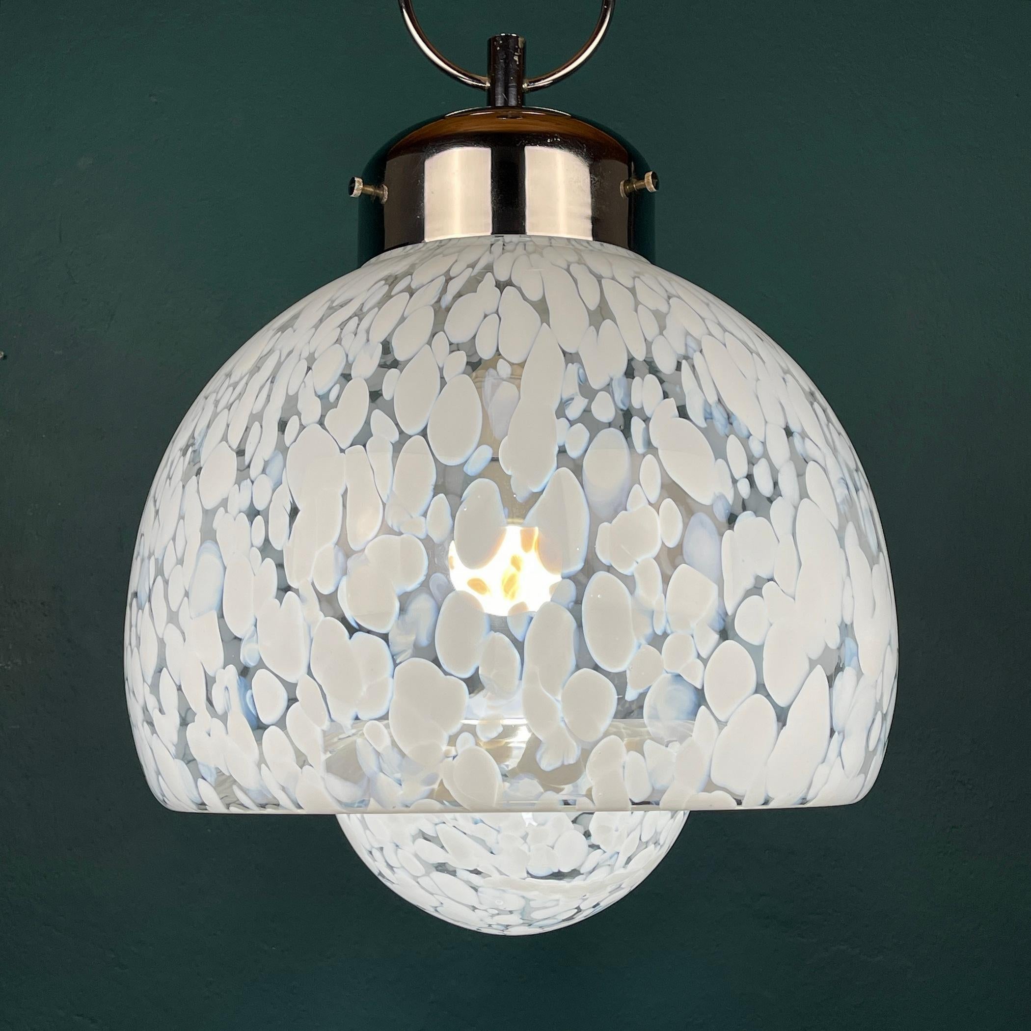 Large pendant lamp in Murano glass in the shape of a mushroom. Made in Italy in the 1960s. Most likely designer Carlo Nason for Mazzega. The merletto (Italian for lace) pattern creates a beautifully soft and bright light. Very good vintage