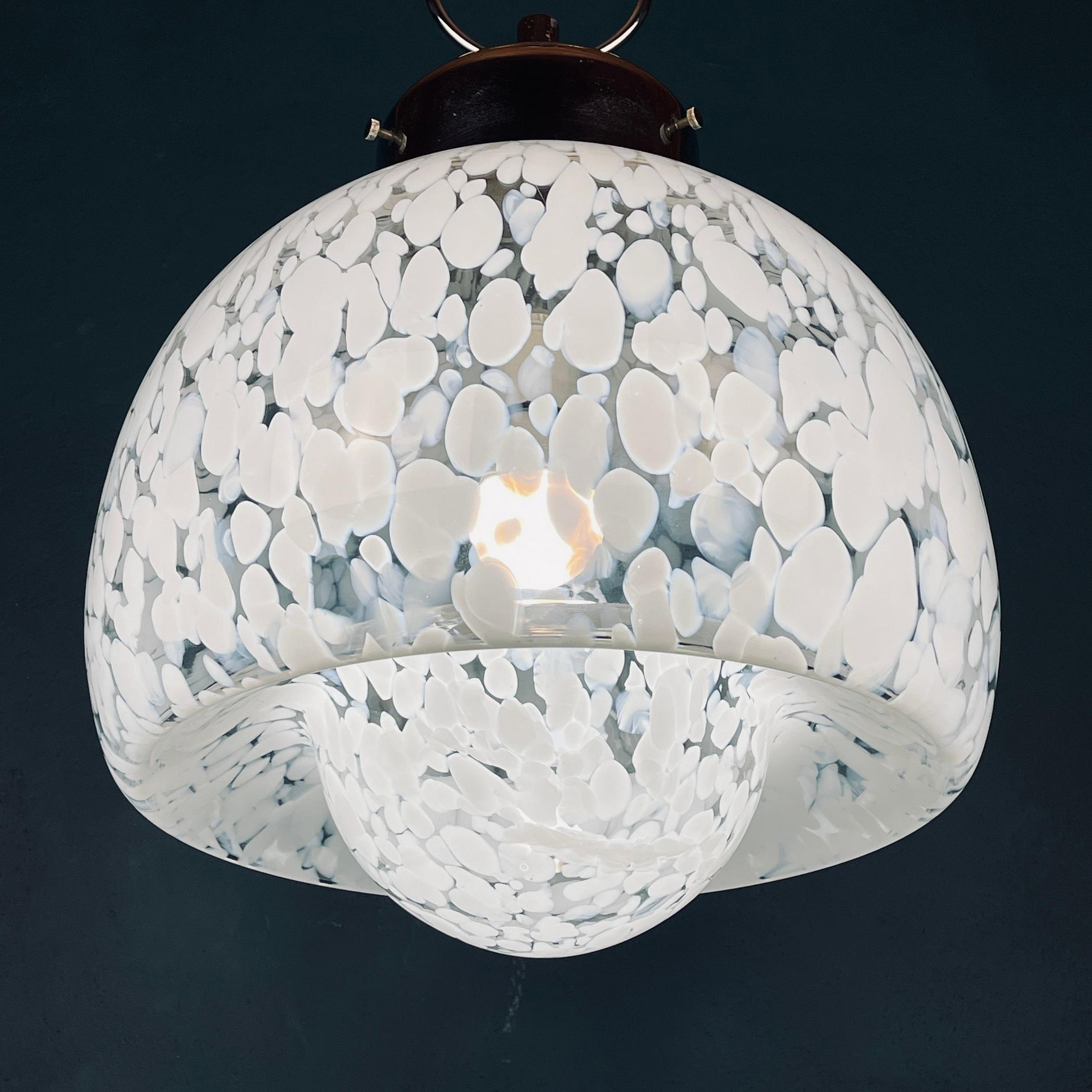 Mid-Century Modern Lampe à suspension de Murano blanche du milieu du siècle dernier, conçue par Carlo Nason pour Mazzega, Italie  en vente