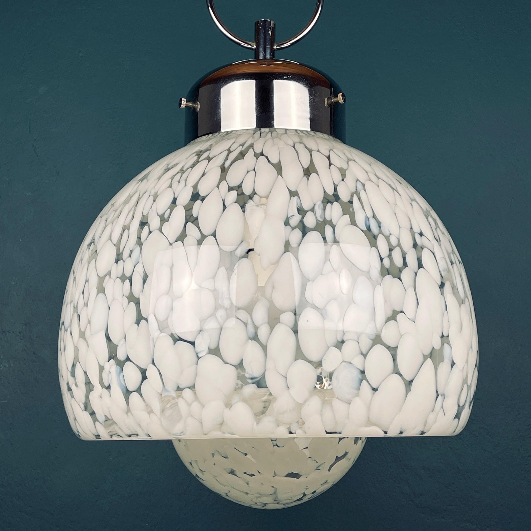 italien Lampe à suspension de Murano blanche du milieu du siècle dernier, conçue par Carlo Nason pour Mazzega, Italie  en vente