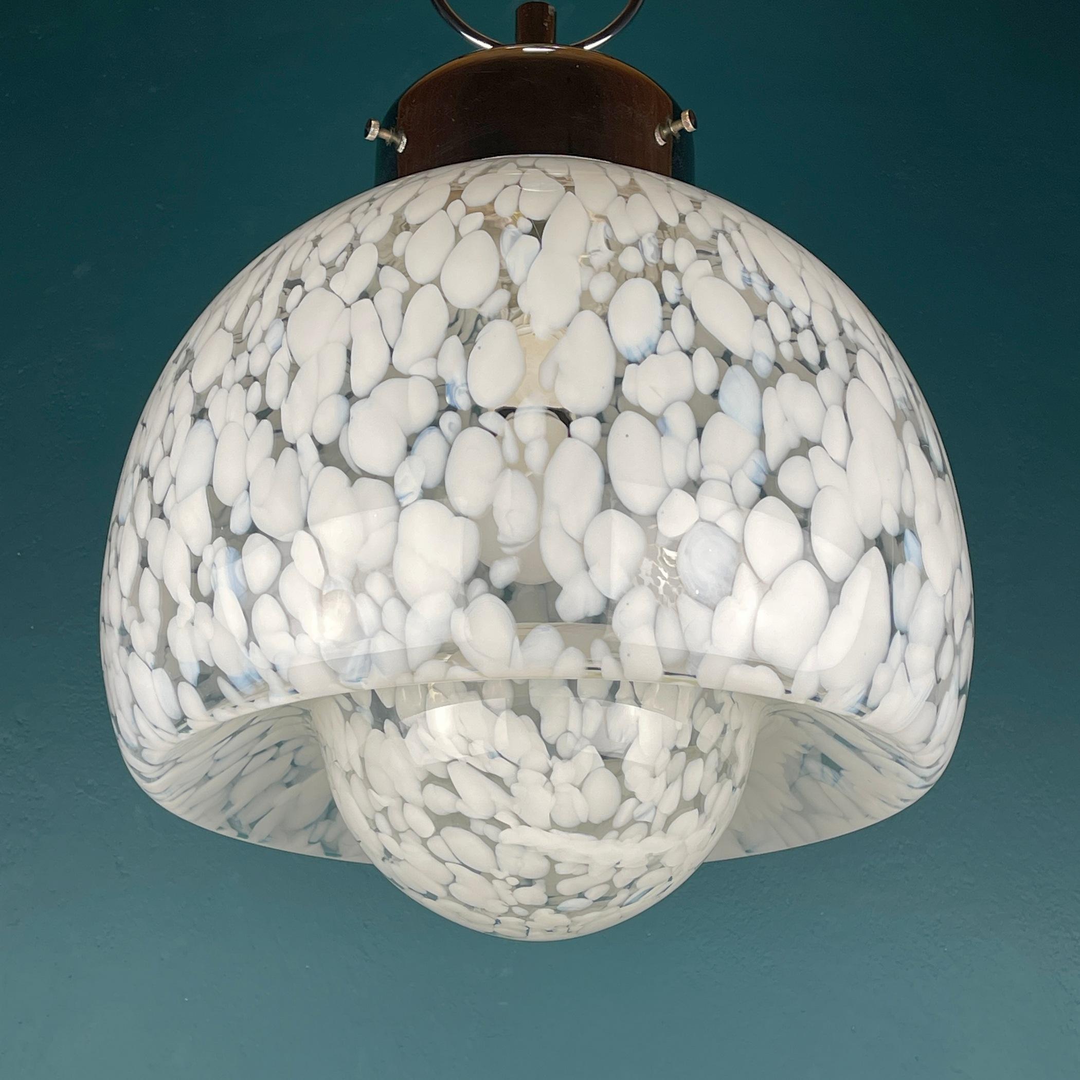 Lampe à suspension de Murano blanche du milieu du siècle dernier, conçue par Carlo Nason pour Mazzega, Italie  Bon état - En vente à Miklavž Pri Taboru, SI