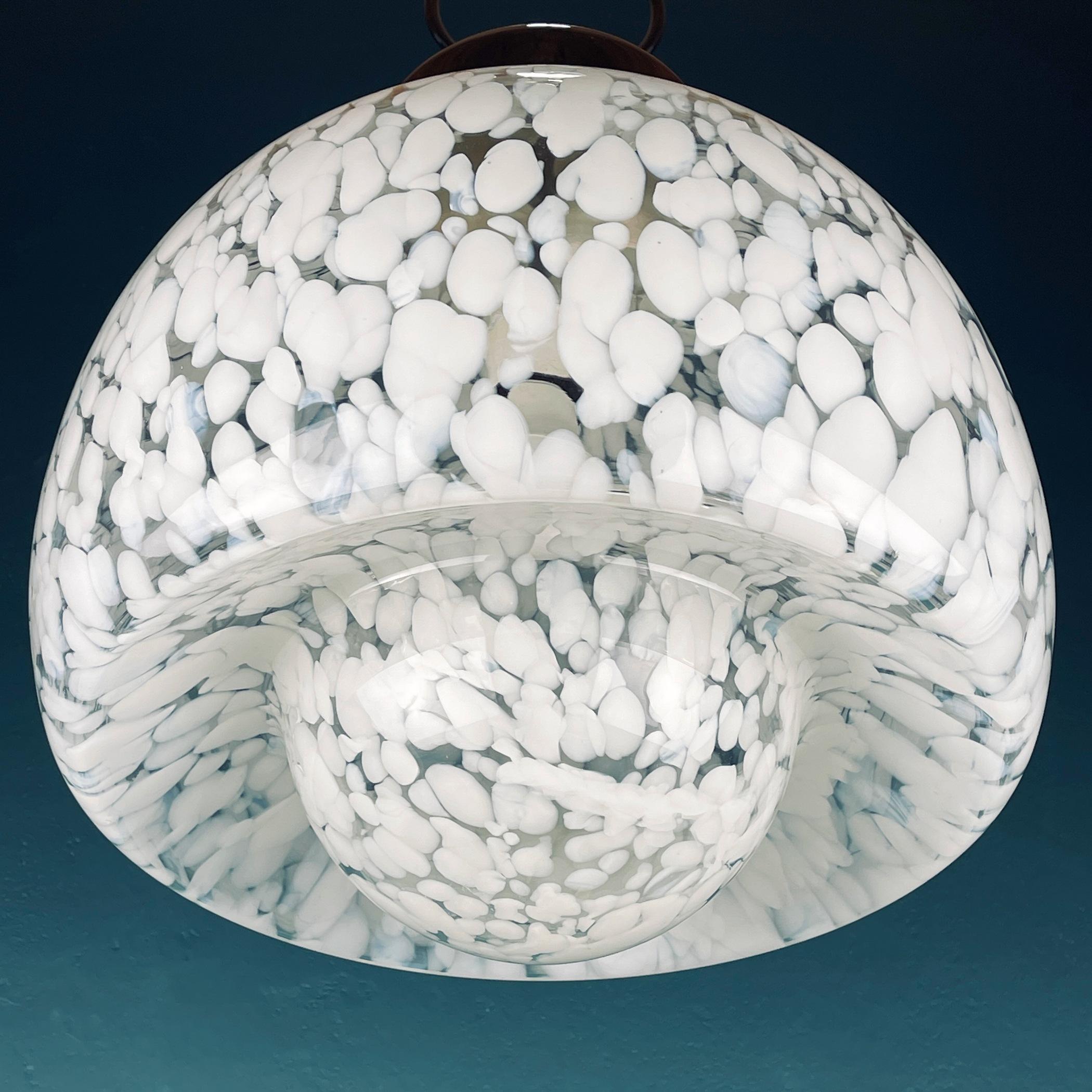 20ième siècle Lampe à suspension de Murano blanche du milieu du siècle dernier, conçue par Carlo Nason pour Mazzega, Italie  en vente