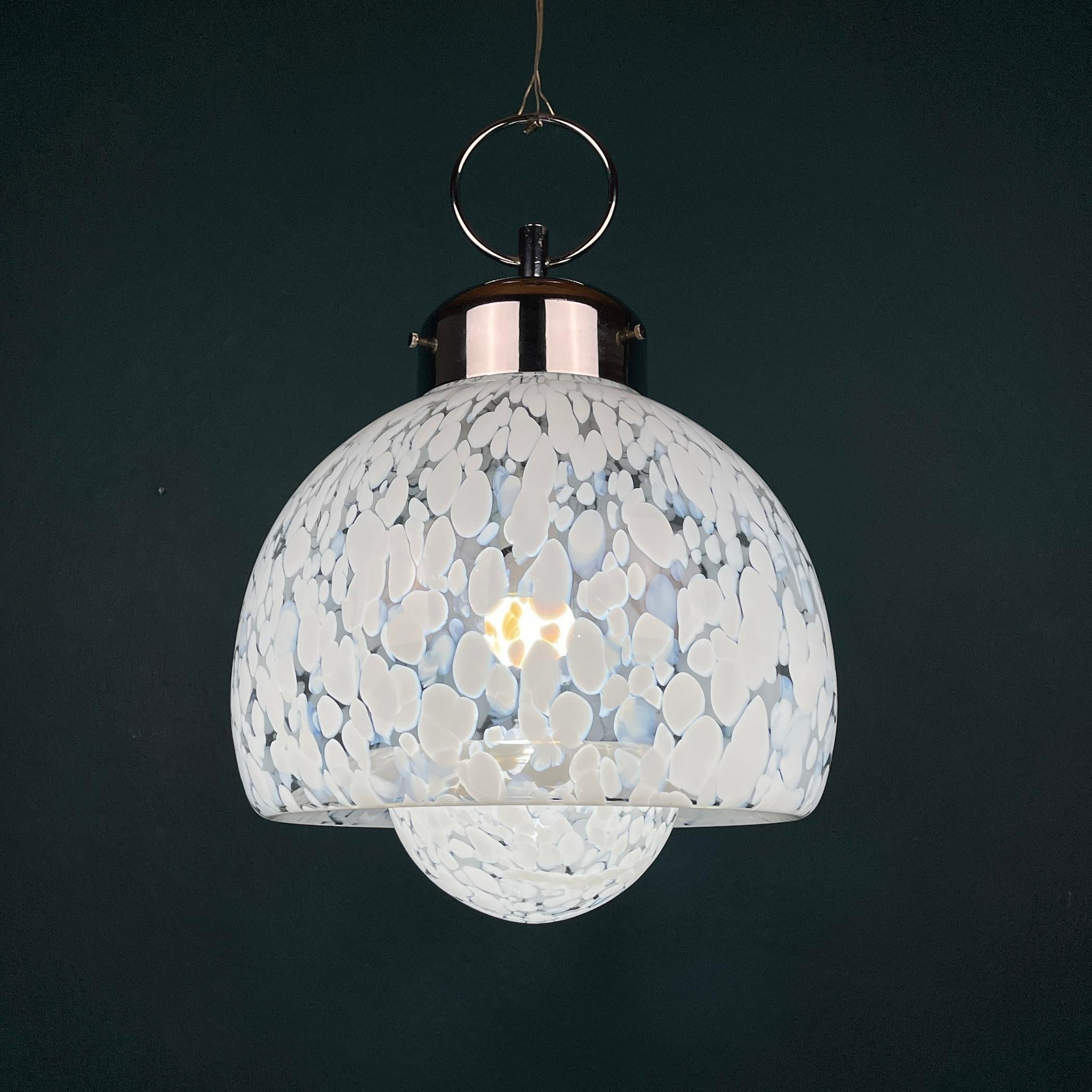 Lampe à suspension de Murano blanche du milieu du siècle dernier, conçue par Carlo Nason pour Mazzega, Italie  en vente 1
