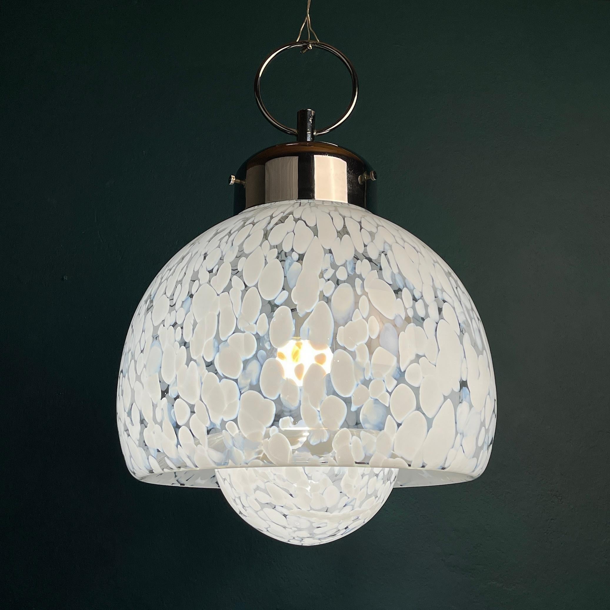 Lampe à suspension de Murano blanche du milieu du siècle dernier, conçue par Carlo Nason pour Mazzega, Italie  en vente 2