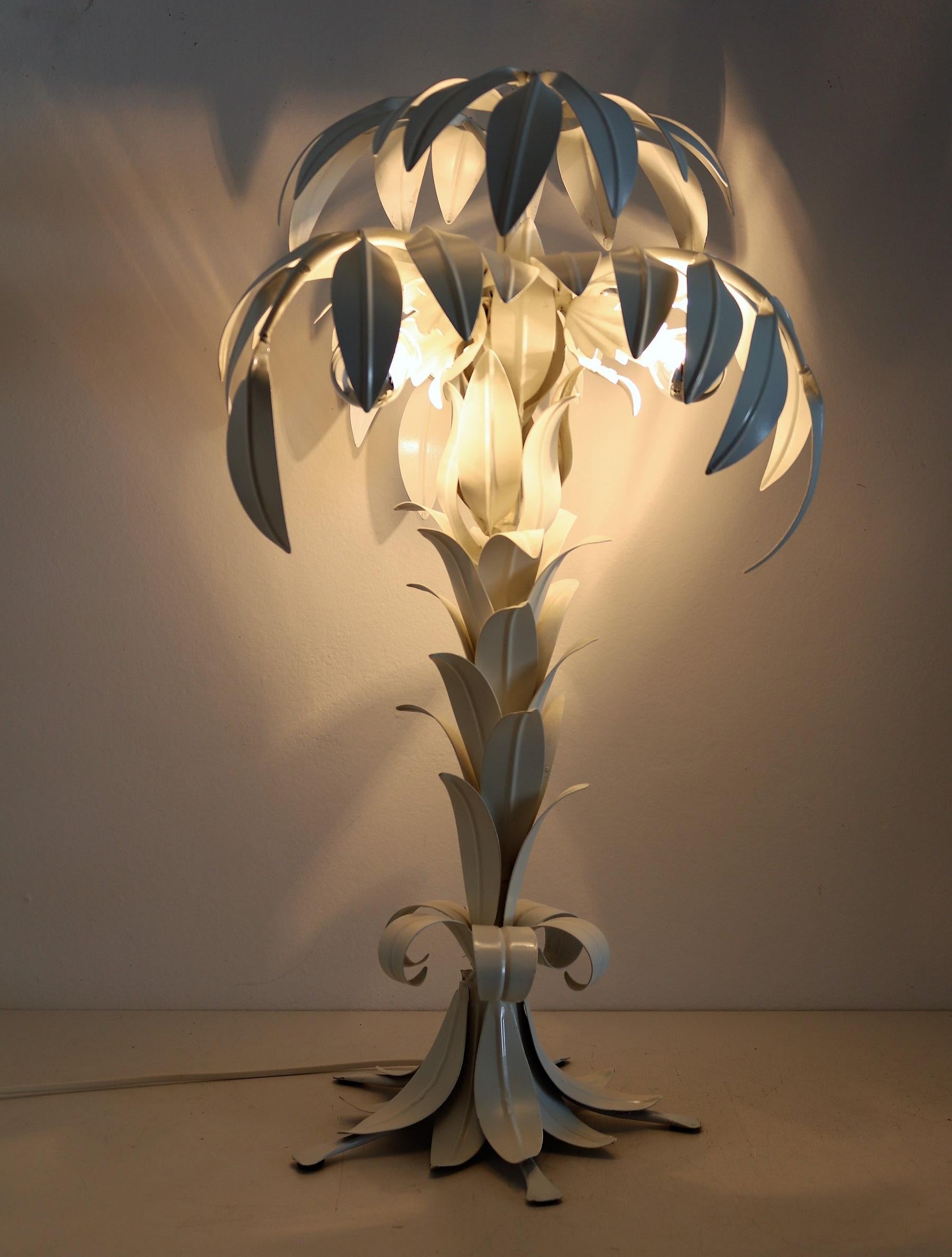 Gorgeous palm tree table lamp in white color by Hans Kögl (Koegl) with three small light sockets.
Made in Italy.
Wonderful eye-catcher in any Boho and Hollywood Regency style interior.
Very good to excellent original condition.
Works with 4