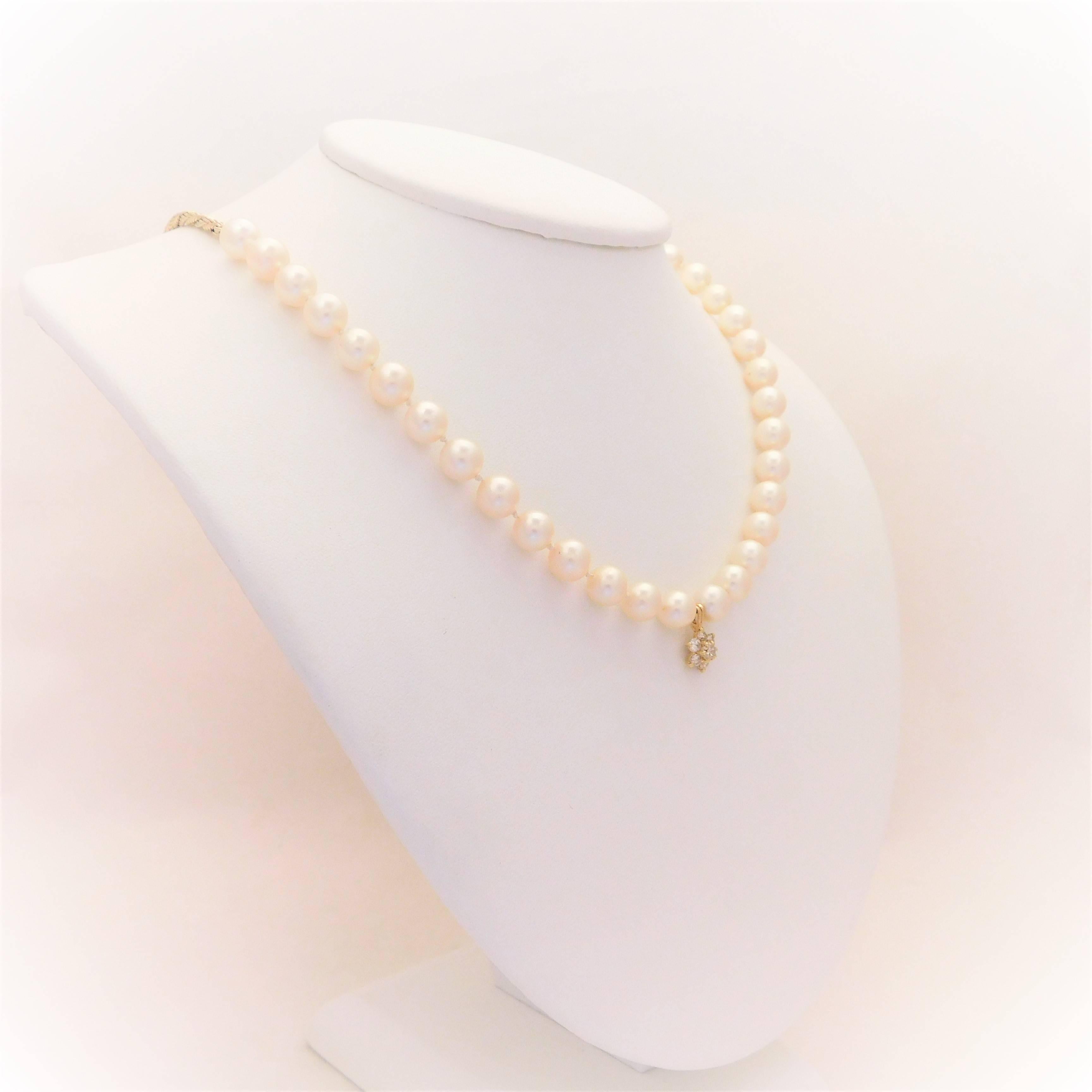 Midcentury White Pearl and 14 Karat Gold Necklace with Diamond Star Pendant In Excellent Condition In Metairie, LA