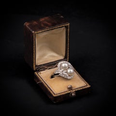 Anello da cocktail di metà secolo con diamante e perla bianca in platino portoghese degli anni 1950-1960