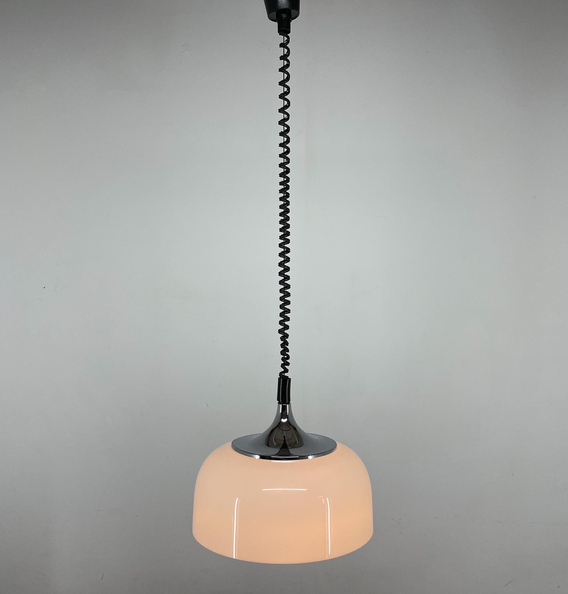 Mid-Century moderno Ciondolo bianco del Medioevo di Harvey Guzzini per Meblo, Italia in vendita
