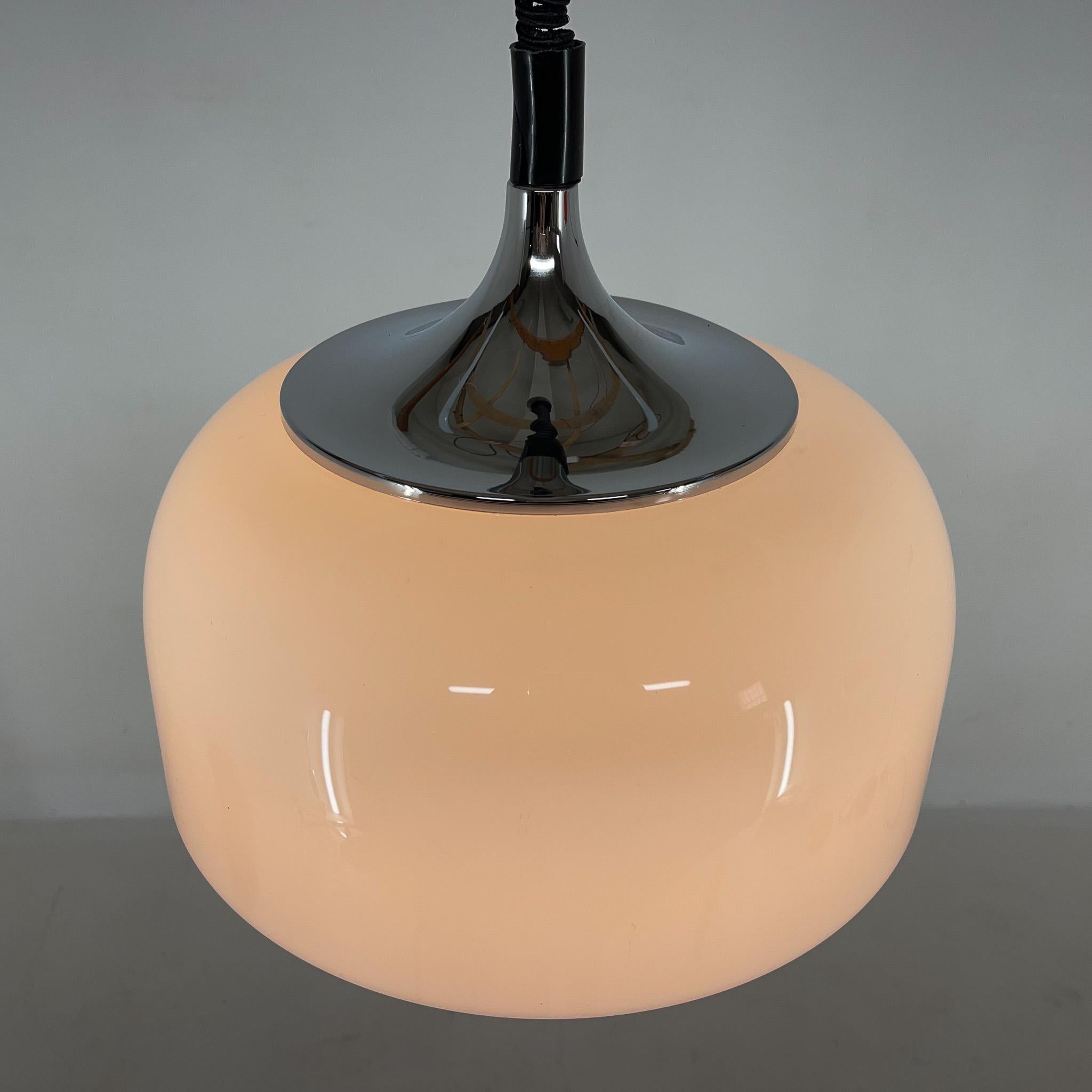 Midcentury White Pendant by Harvey Guzzini for Meblo, Italy In Good Condition For Sale In Praha, CZ