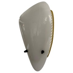 Einzelne Leuchte aus weißem Plexiglas und gelbem Metall aus der Mitte des Jahrhunderts, 1950er Jahre, Deutschland