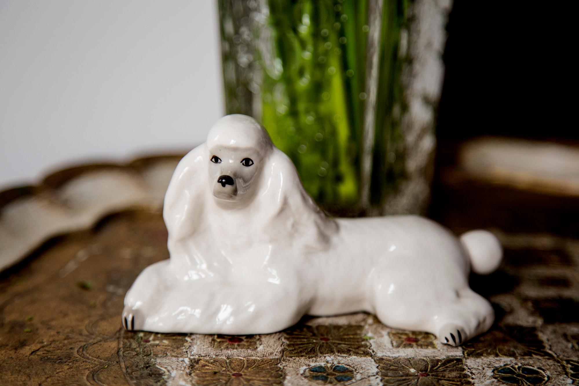 Céramique peinte, très bon état d'origine vintage. Pas de dommages ni de fissures. Belle et unique sculpture décorative. La sculpture de chien caniche blanc a été produite en Angleterre. Un seul chien disponible.