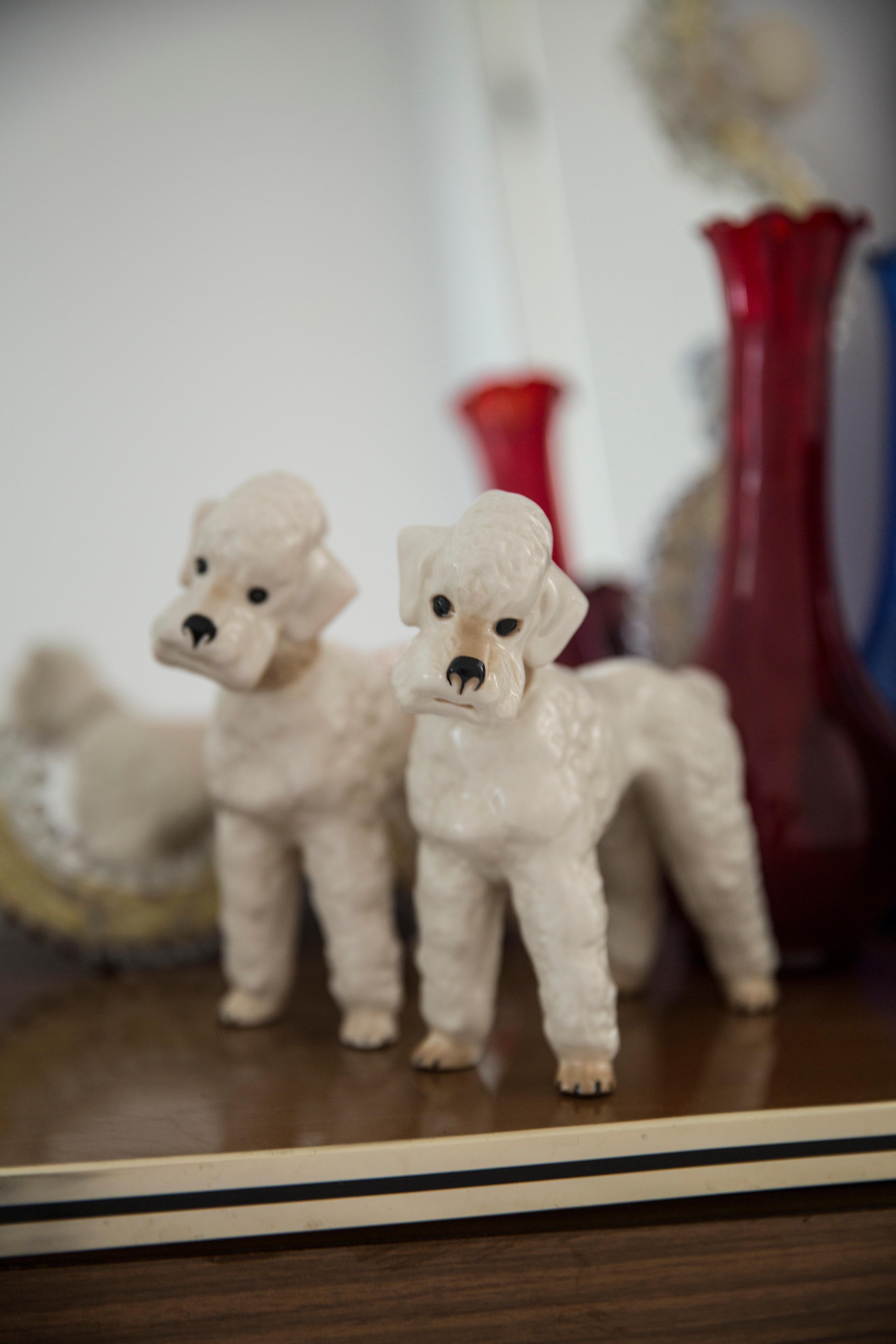 Bemalte Keramik, guter originaler Vintage-Zustand. 
Beschädigtes Bein - wurde repariert - wie auf den Bildern zu sehen. 
Schöne und einzigartige dekorative Skulptur. 
Weiße Pudelhund-Skulptur wurde in Italien hergestellt. Nur ein Hund verfügbar.