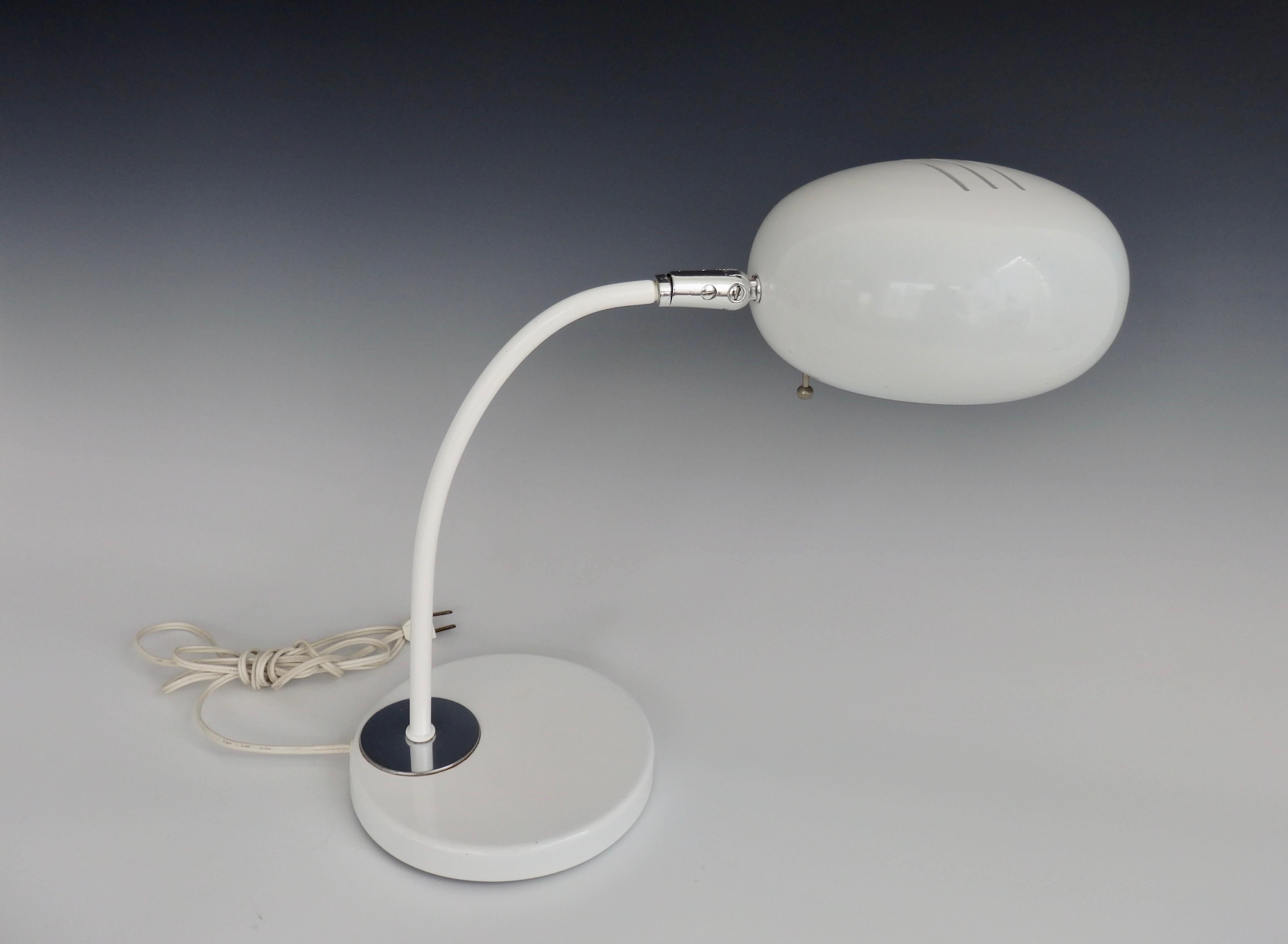 Lampe de bureau ronde blanche brillante de style Mid-Century Modern.
La base fait 7,24