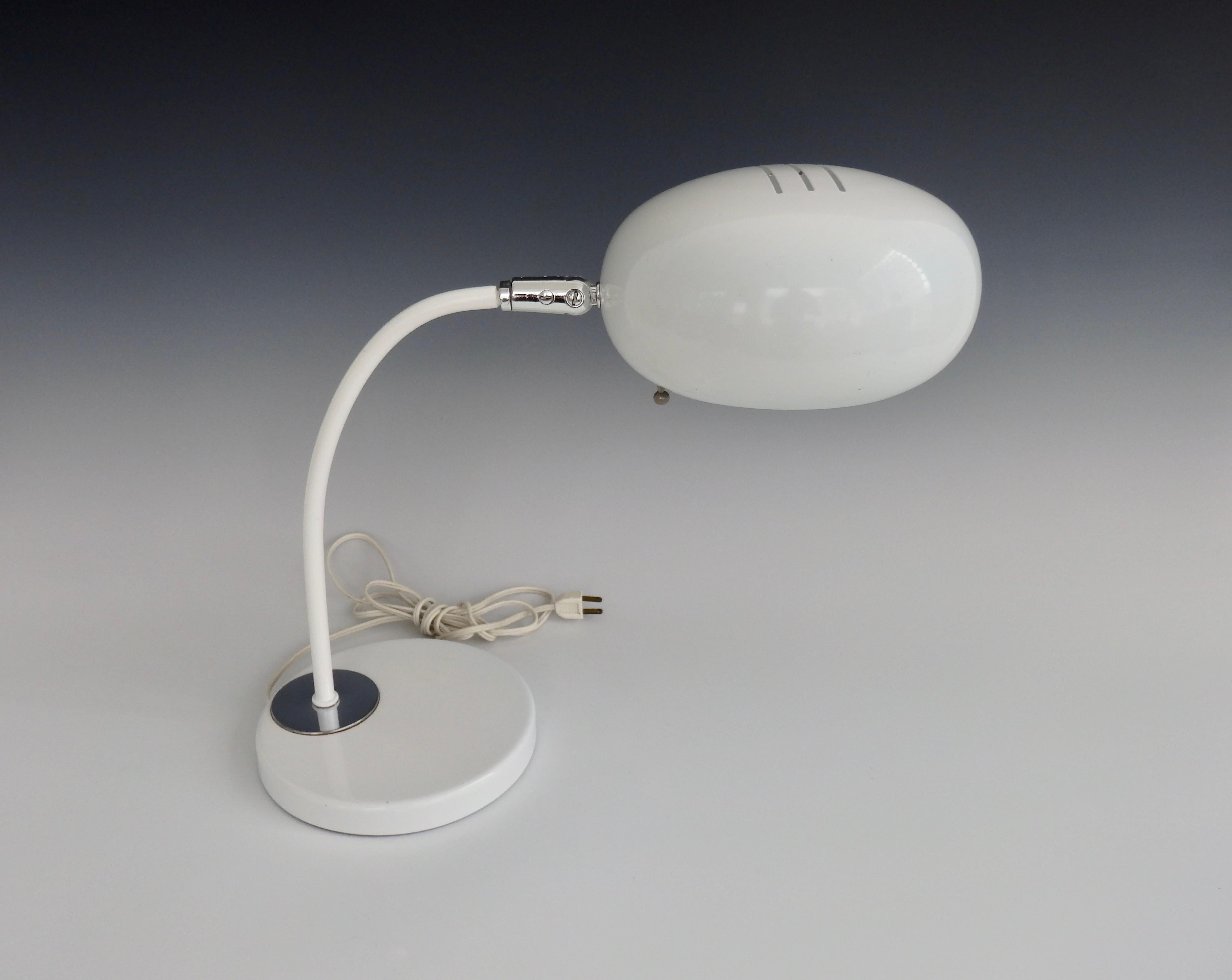Mid-Century Modern Lampe de bureau ronde blanche du milieu du siècle dernier en vente