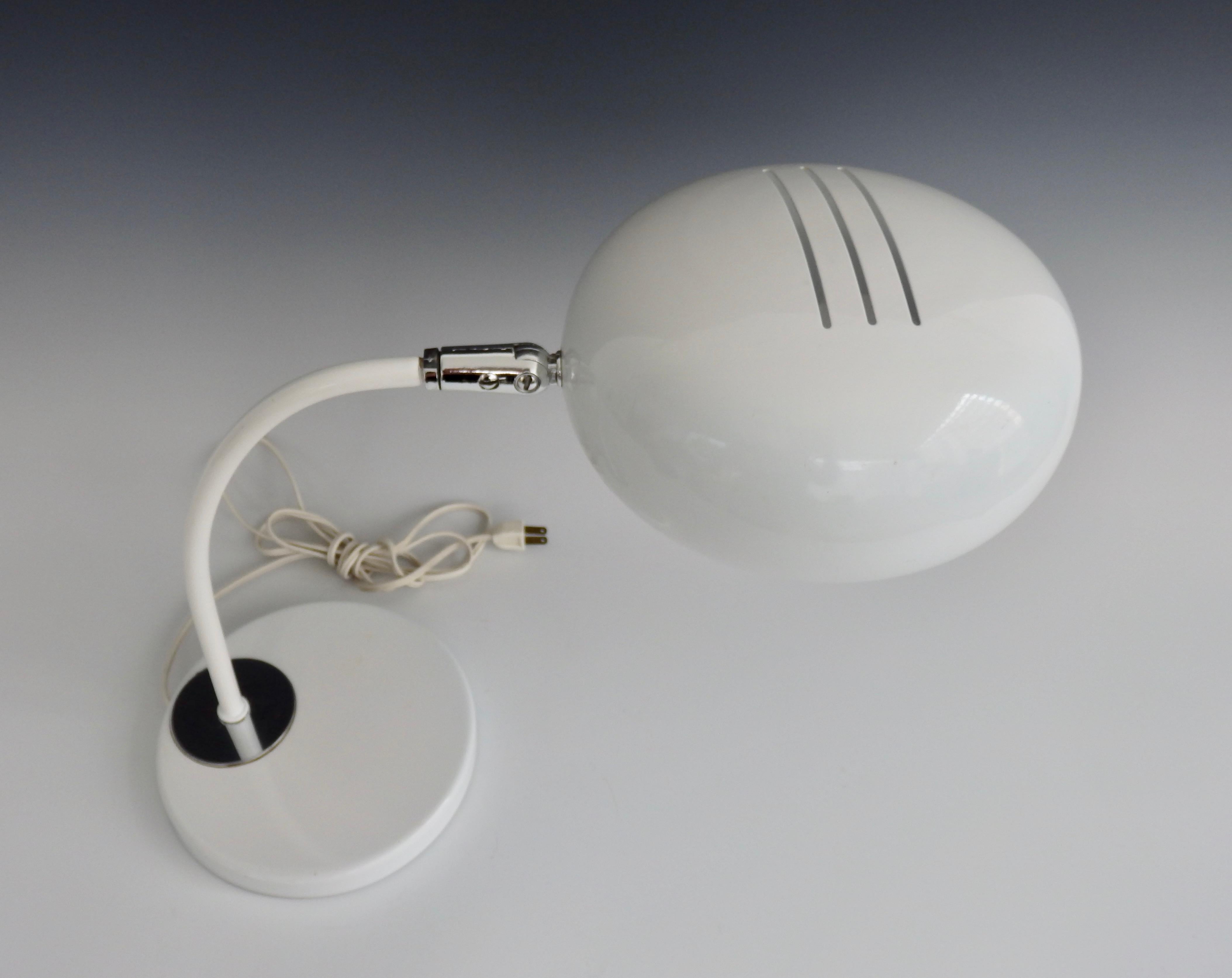 Américain Lampe de bureau ronde blanche du milieu du siècle dernier en vente