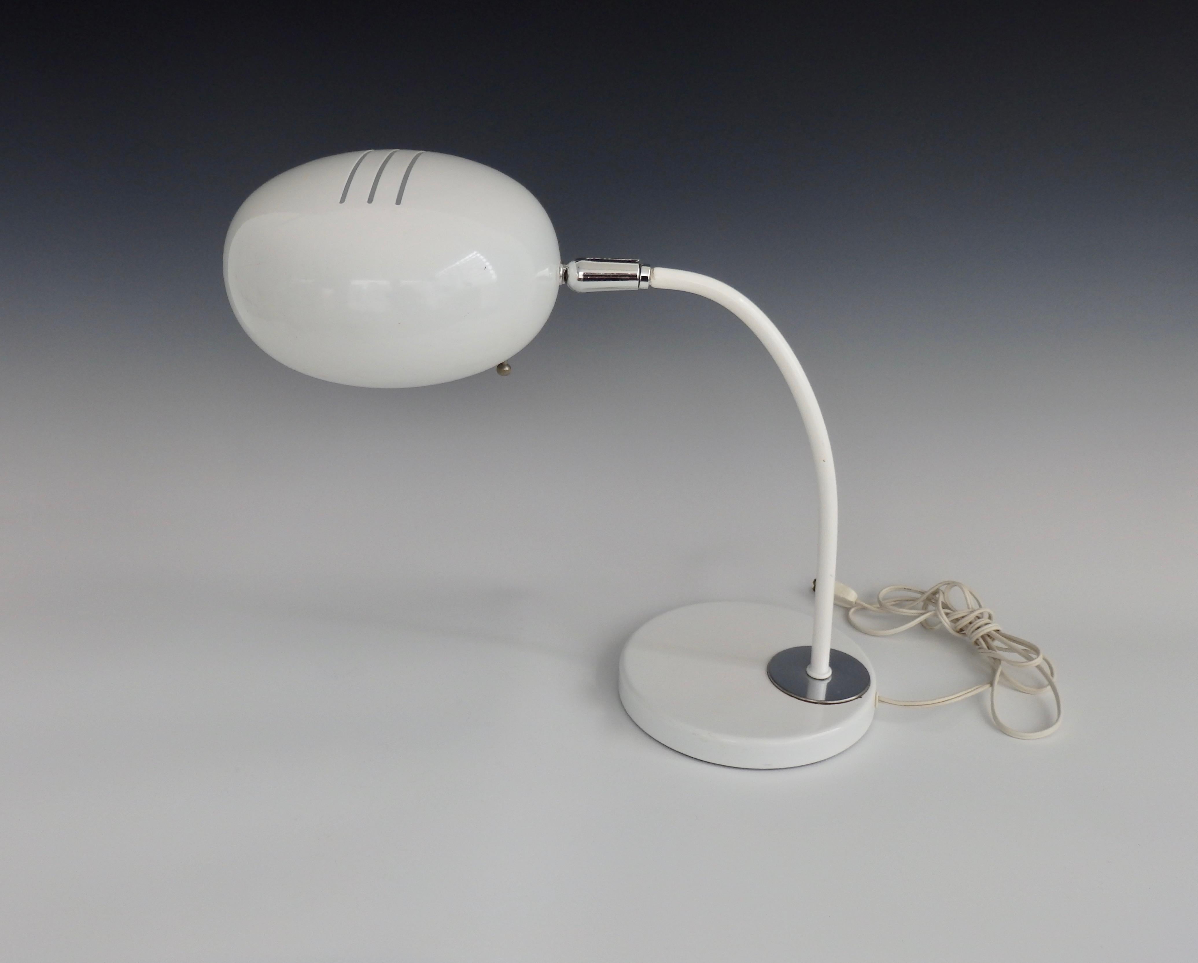 Lampe de bureau ronde blanche du milieu du siècle dernier Bon état - En vente à Ferndale, MI