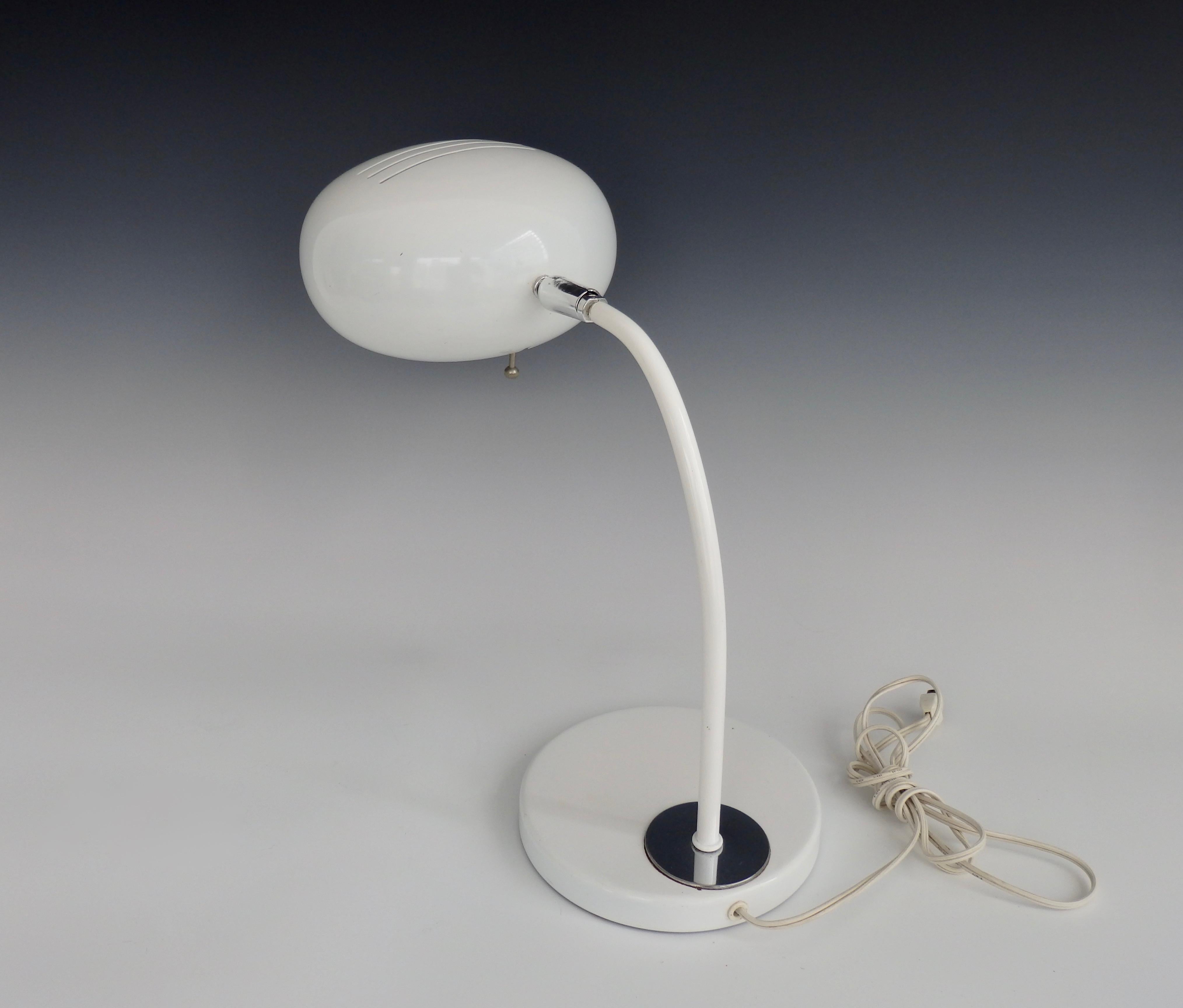 20ième siècle Lampe de bureau ronde blanche du milieu du siècle dernier en vente