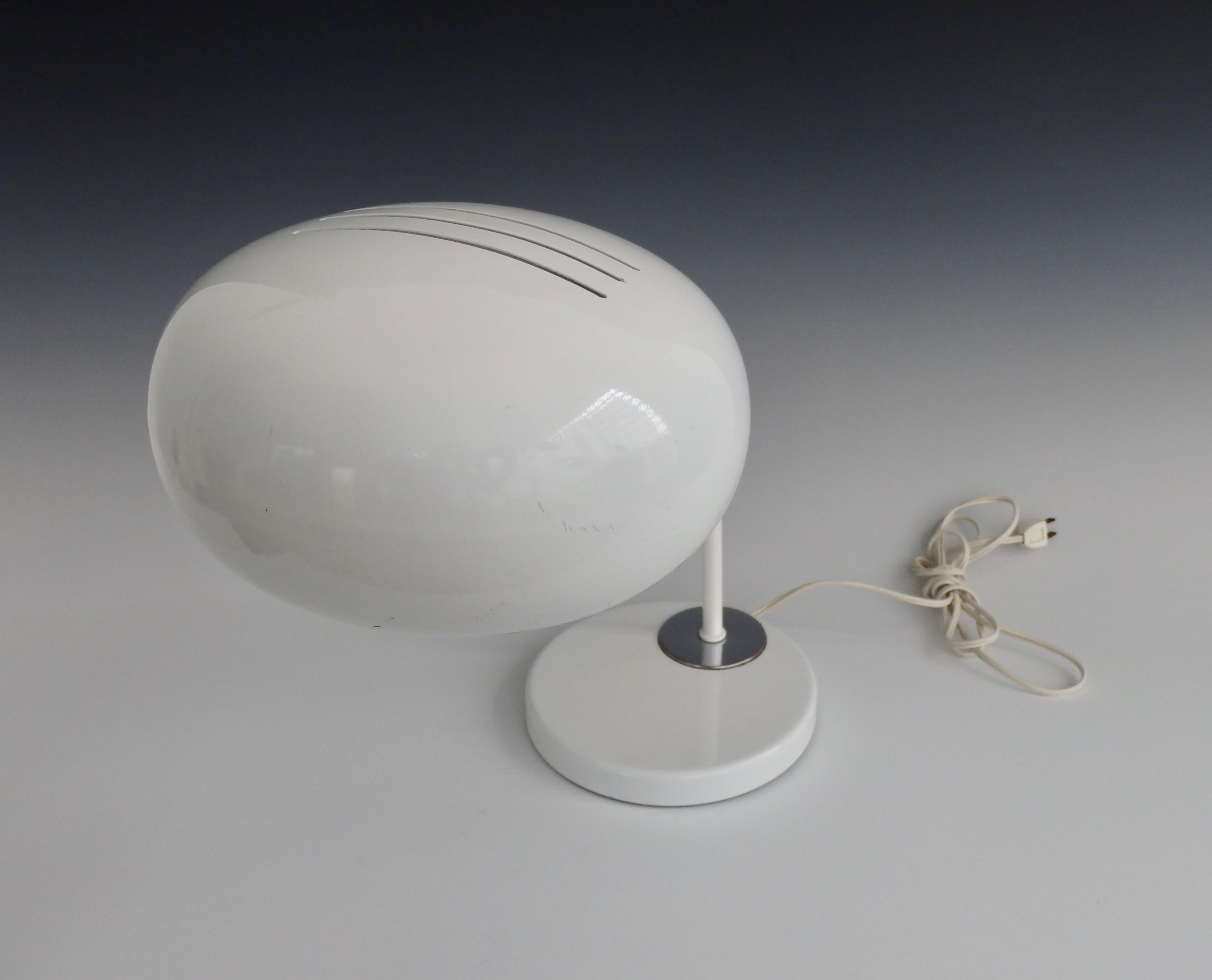 Métal Lampe de bureau ronde blanche du milieu du siècle dernier en vente